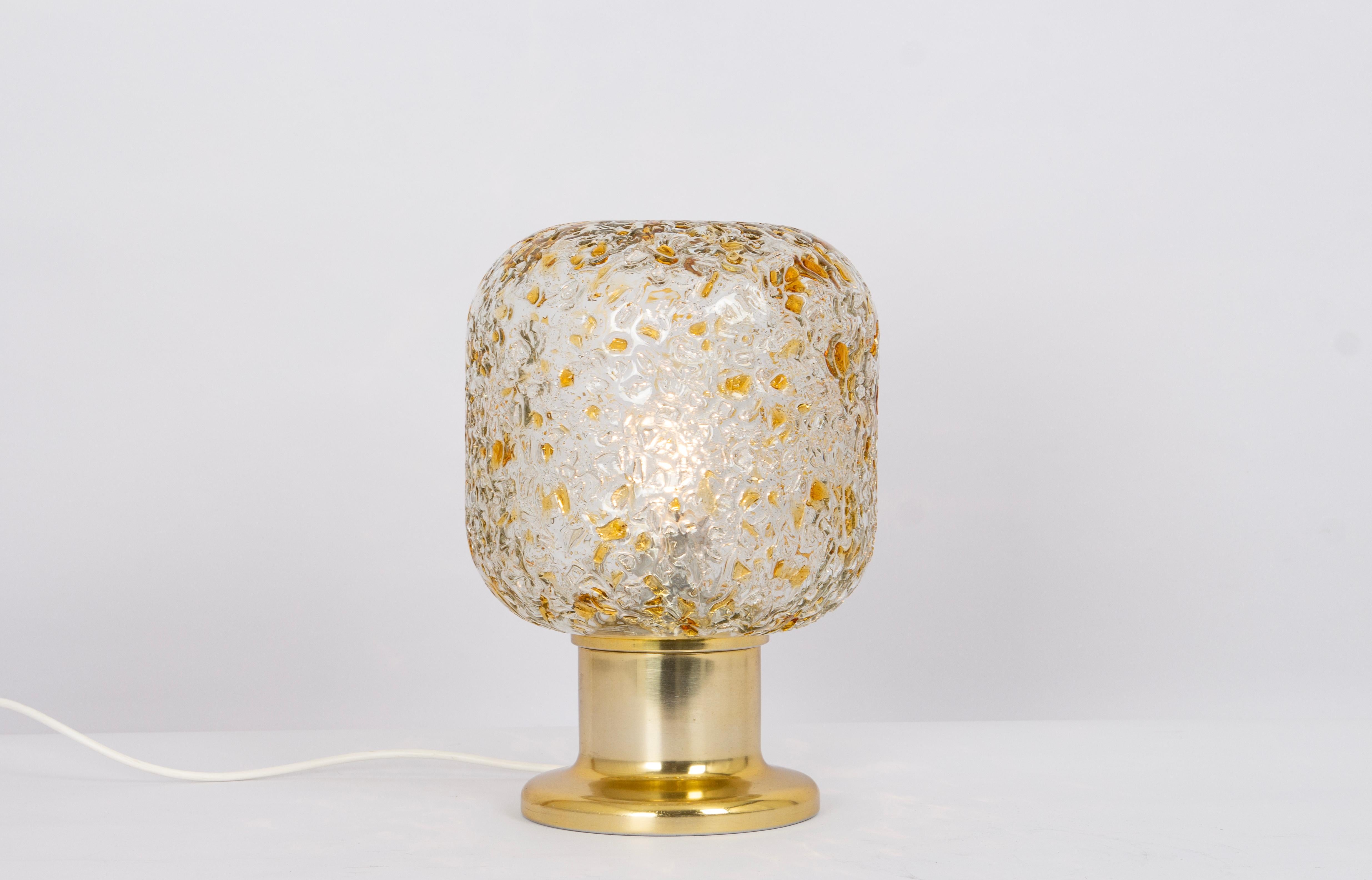 Une paire de lampes de table vintage spectaculaires fabriquées par Doria dans les années 1970.

Cette lampe est magnifiquement réalisée avec un grand abat-jour en verre et un cadre de couleur or. Il est d'une taille fantastique ; il est très