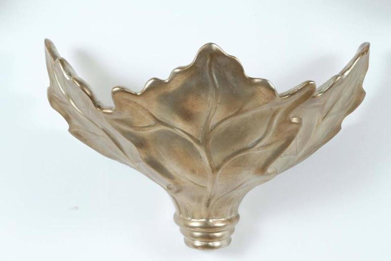 Coppia di modelli degli anni '80  Applique a foglia di grande fascino con uno splendido smalto anticato 
finitura in foglia d'argento di Robert Marcius
Le appliques sono state ricablate di recente con una singola presa di corrente standard che 
può