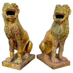 Paar große glasierte Terrakotta-Löwen oder Foo-Hunde mit Löwen