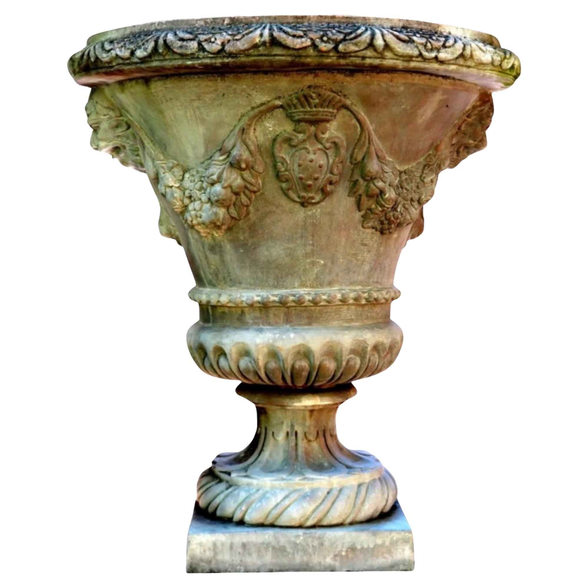 Paar große Goblet-Vasen mit mittelalterlichem Emblem, frühes 20. Jahrhundert