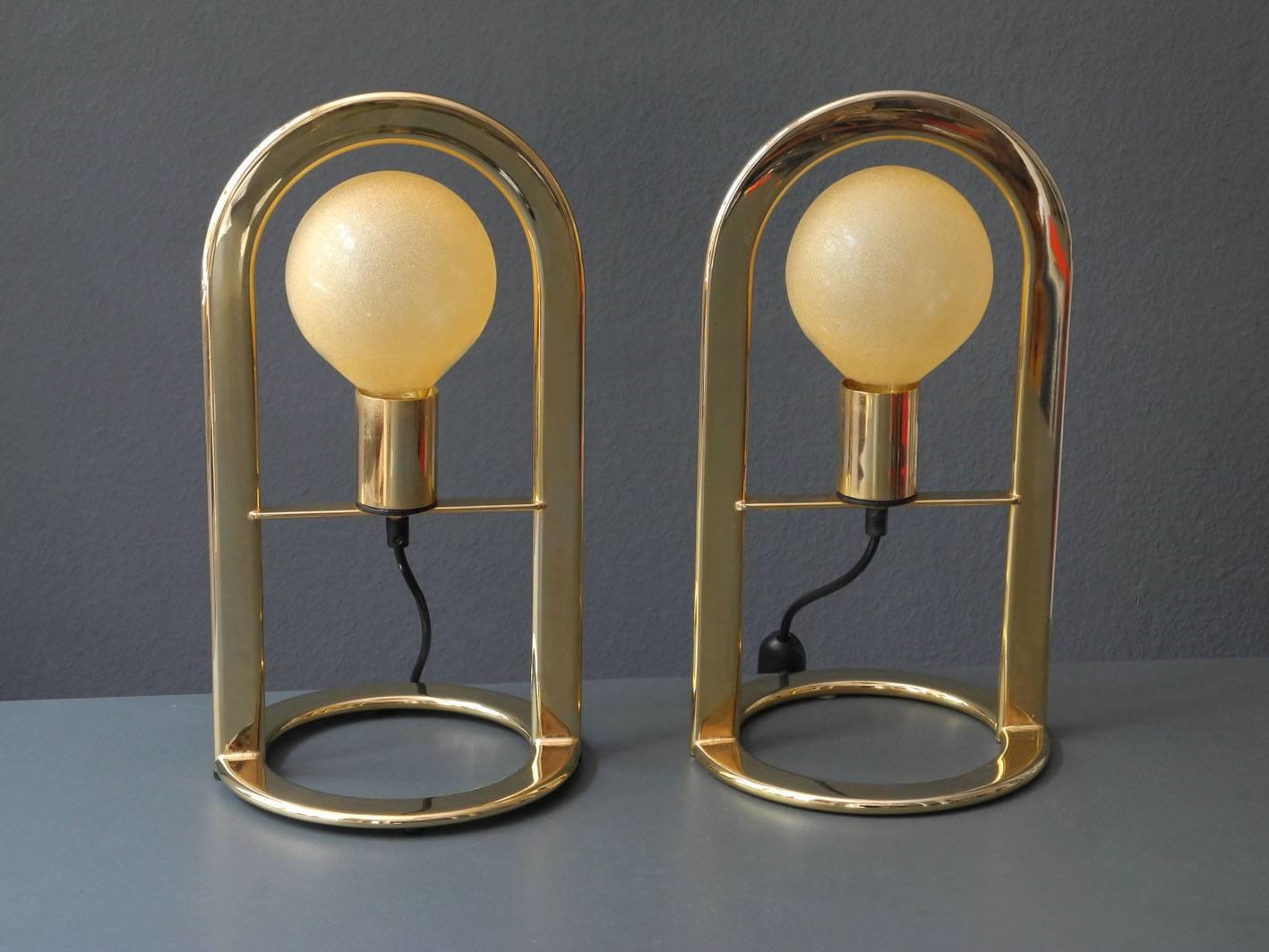 Pair of large golden Postmodern 1980s metal table lamps. Very elegant minimalistic design. High quality. Very good vintage condition without damages. Depending to the bulb color and size the appearance changes of the lamps.
One E27 socket up to