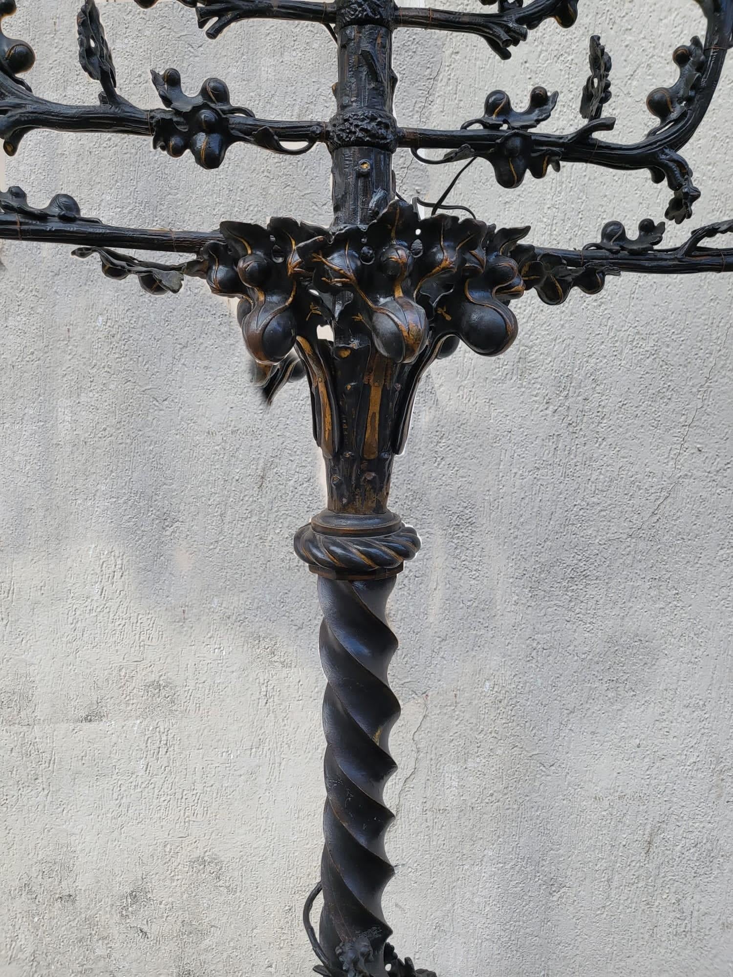Paire de grands candélabres de style gothique, en bronze peint (partie 