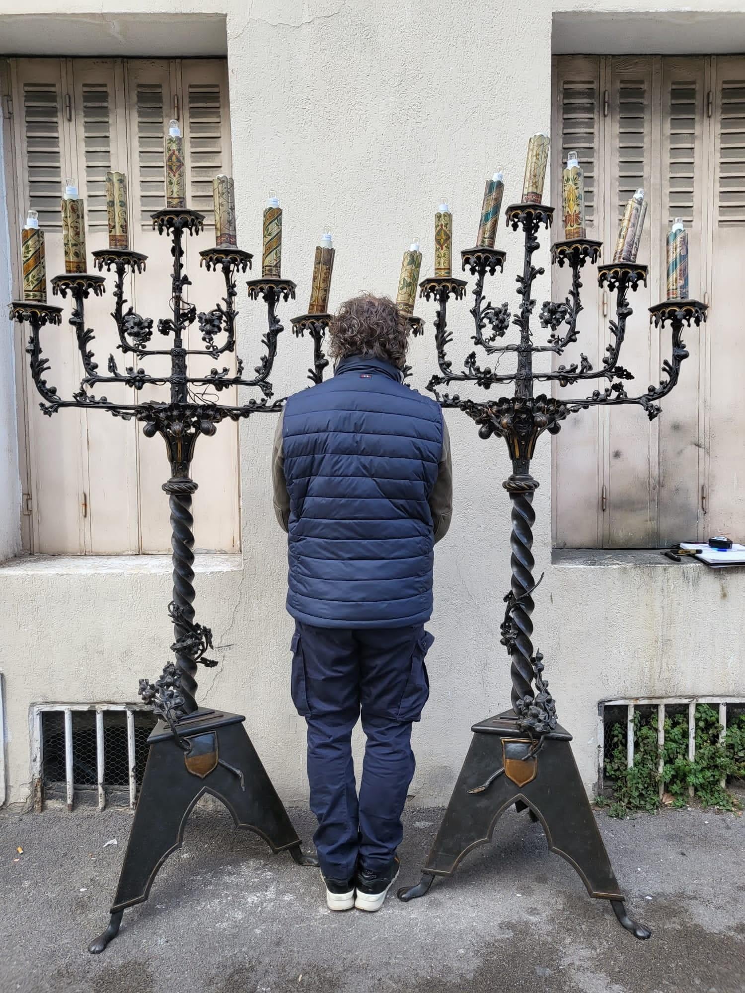 Gothique Paire de grands candélabres gothiques, 19ème siècle en vente
