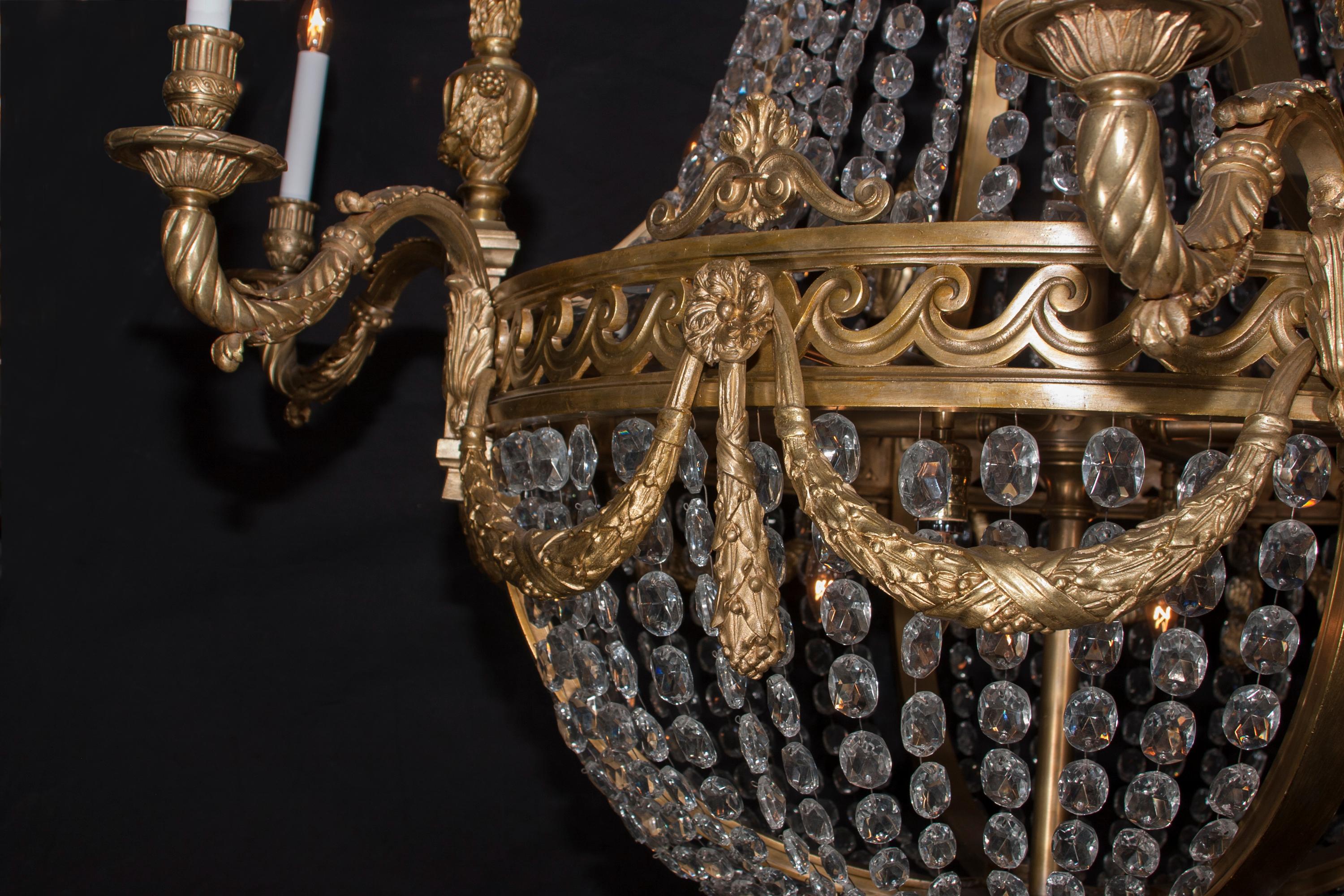 Français Paire de grands lustres Louis XVI en bronze et cristal, 19ème siècle français en vente
