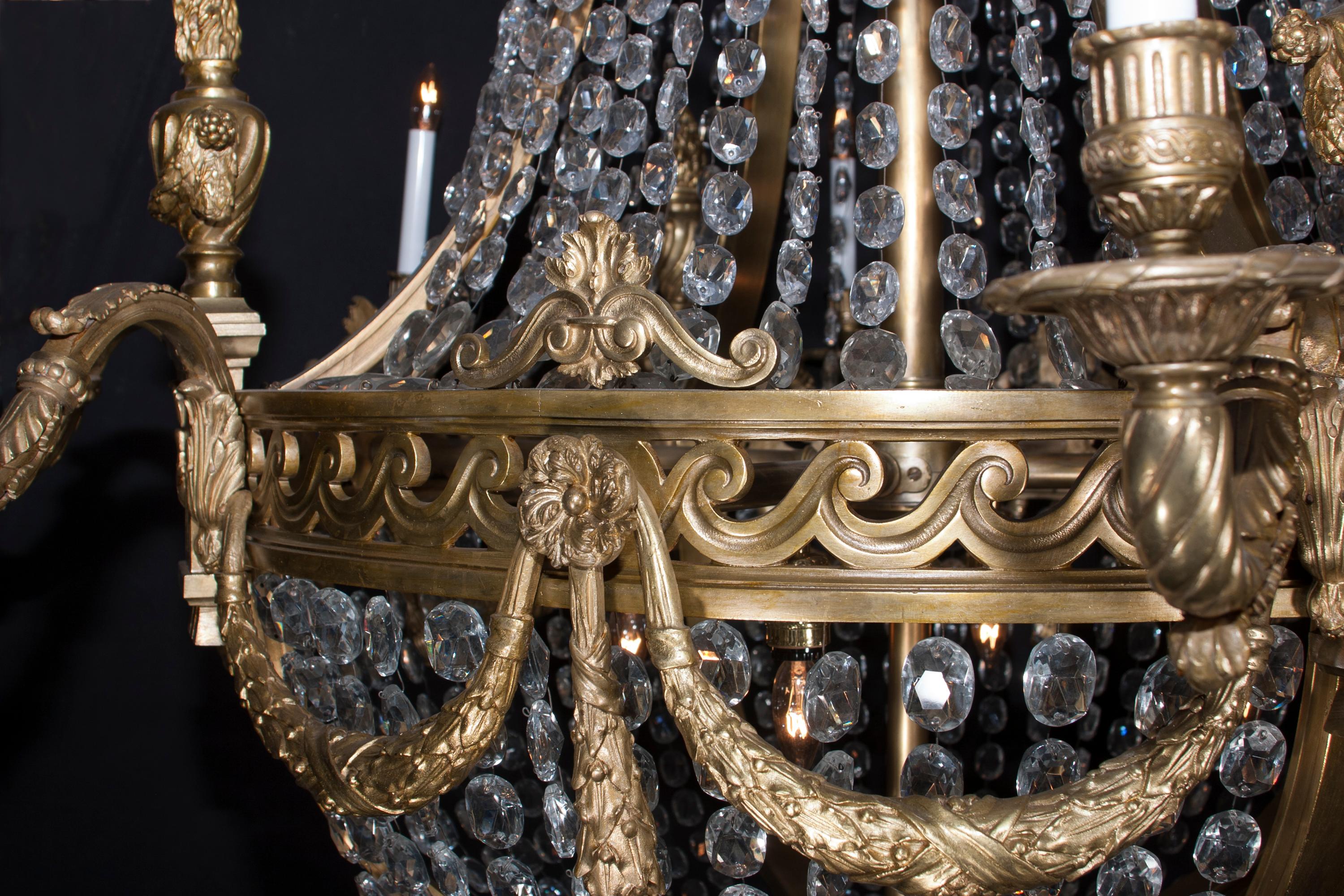 Paire de grands lustres Louis XVI en bronze et cristal, 19ème siècle français en vente 1