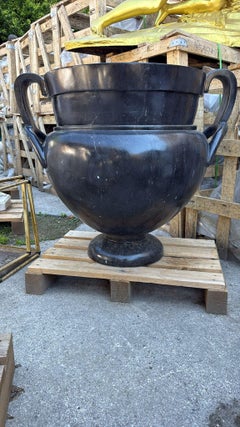 Paire de grands vases en marbre noir de style grec, 20e siècle