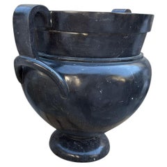 Paire de grands vases en marbre noir de style grec, 20e siècle