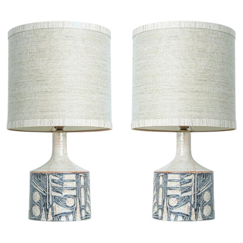 Coppia di grandi lampade da tavolo in ceramica grigia per Soholm con paralume in seta, Danimarca 1960