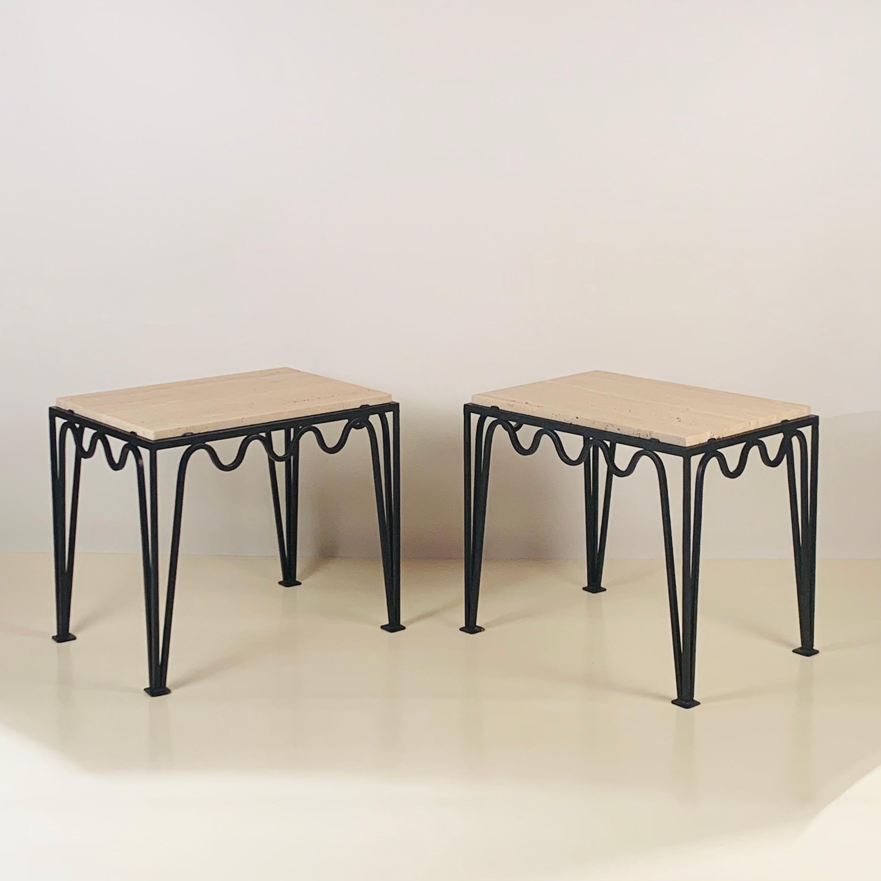 Cadres robustes revêtus de poudre, équipés de plateaux en travertin italien. 

Inspirées par l'esthétique intemporelle du design moderne français, ces tables d'appoint de notre ligne exclusive Design Frères sont fabriquées à la main dans notre