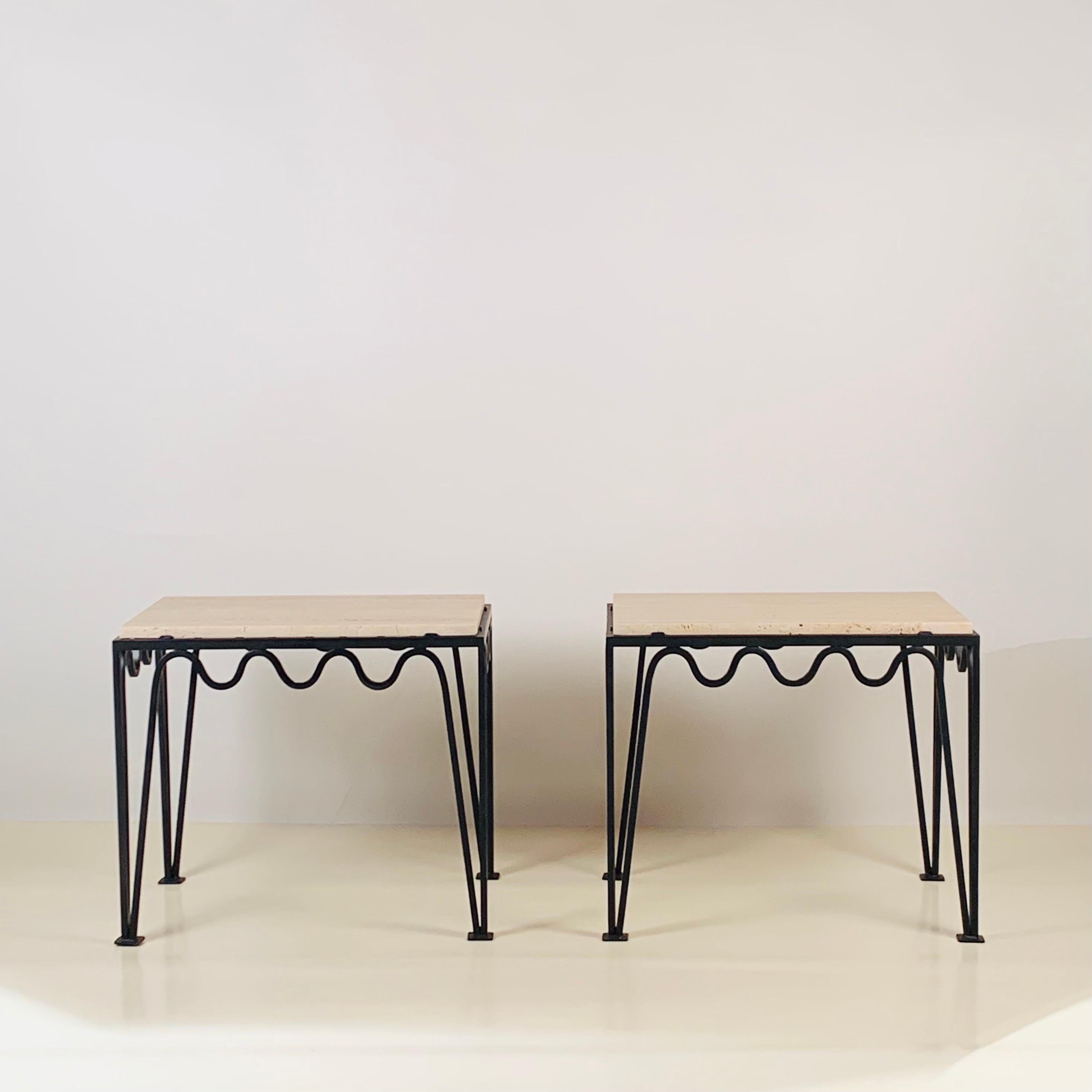 Moderne Paire de tables d'appoint Meandre en travertin rainuré par Design Frères en vente