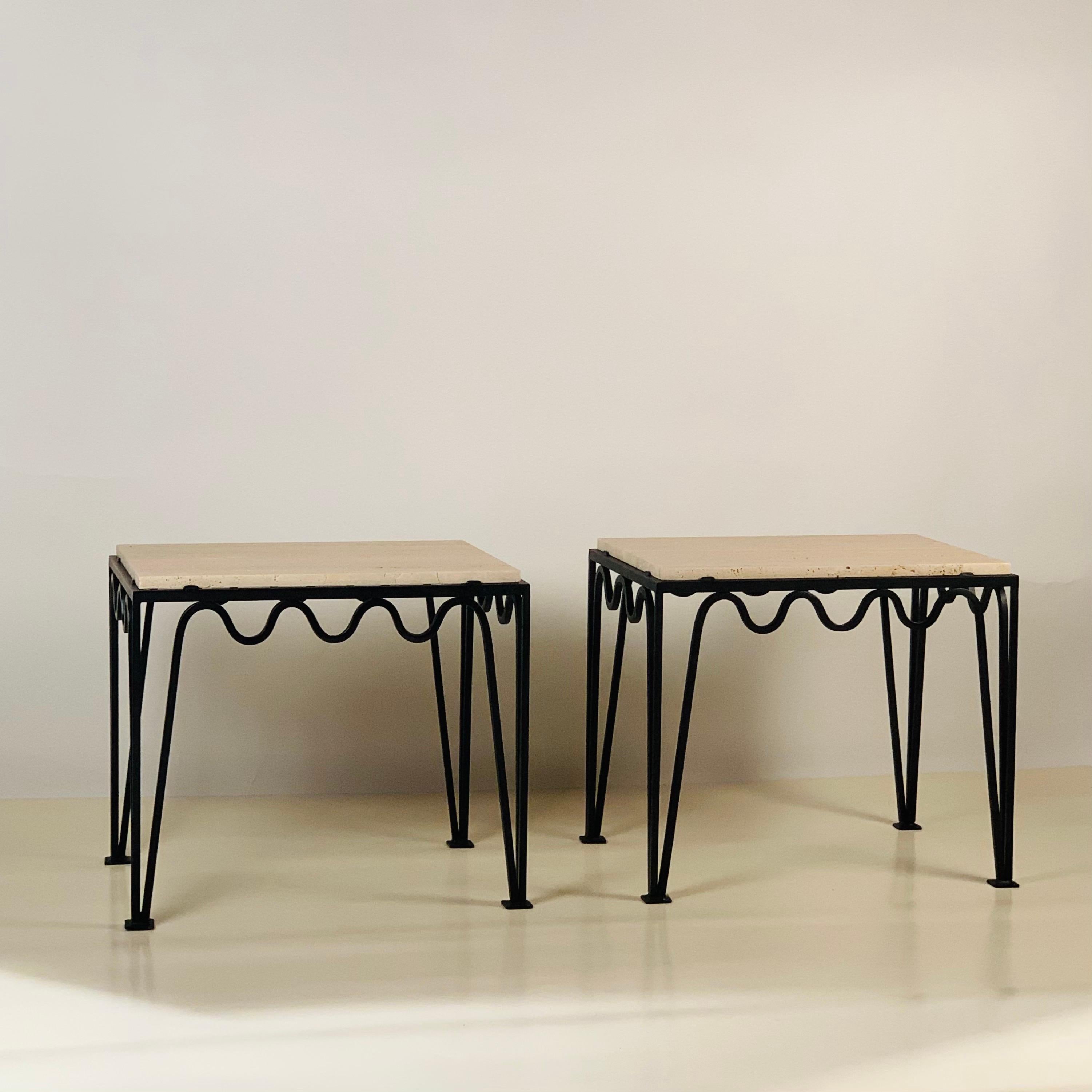 Français Paire de tables d'appoint Meandre en travertin rainuré par Design Frères en vente