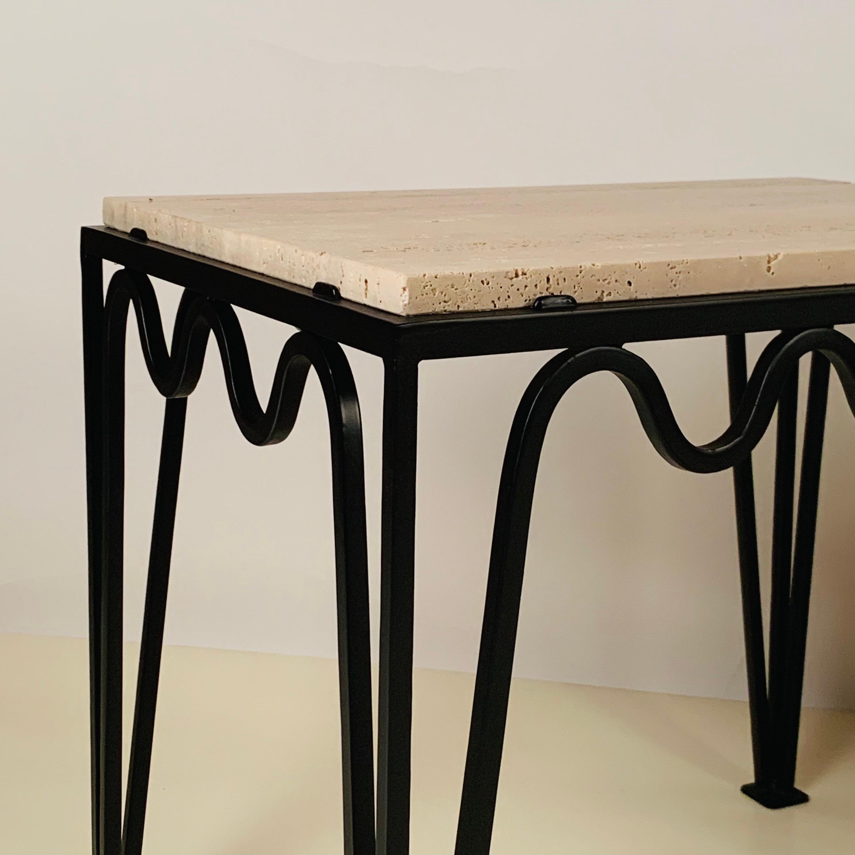 XXIe siècle et contemporain Paire de tables d'appoint Meandre en travertin rainuré par Design Frères en vente