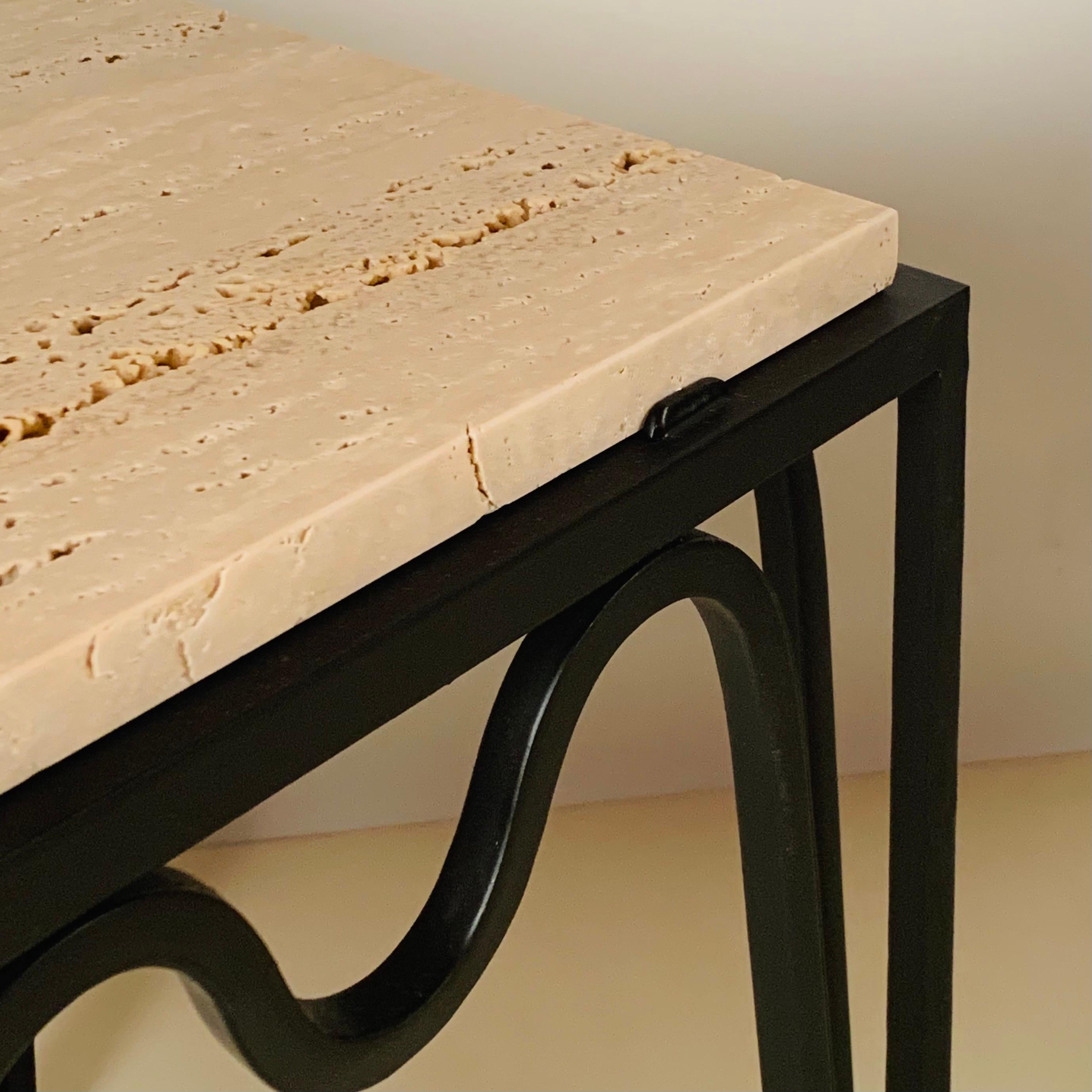 Travertin Paire de tables d'appoint Meandre en travertin rainuré par Design Frères en vente