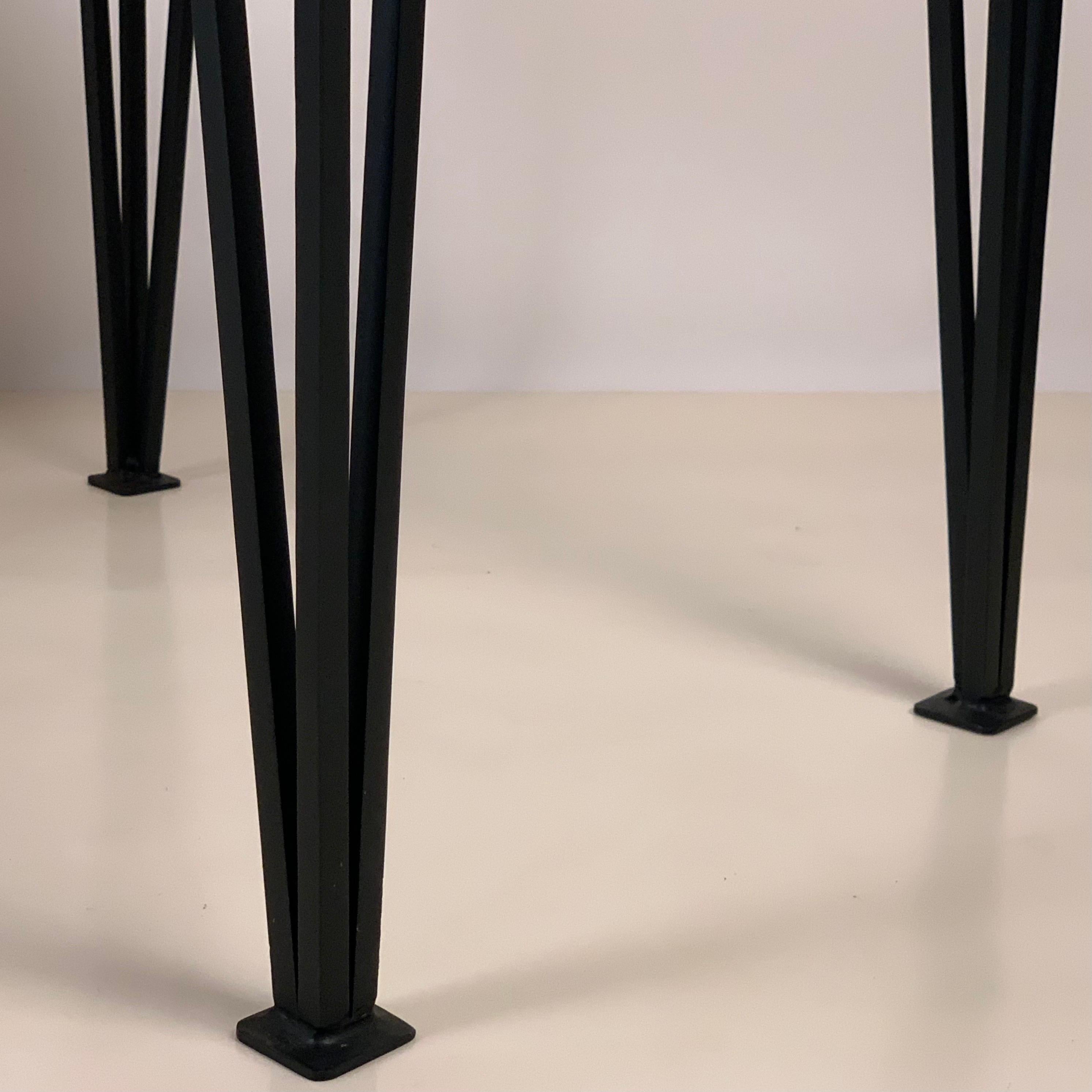 Paire de tables d'appoint Meandre en travertin rainuré par Design Frères en vente 1