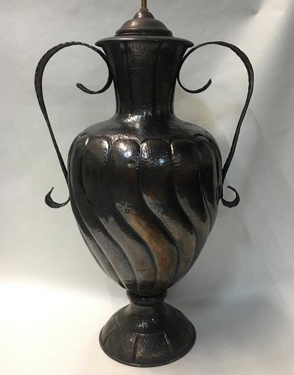 Ein Paar italienische, gehämmerte Vasen aus den 1920er Jahren, die als Lampen montiert sind.

Abmessungen:
Höhe des Körpers: 26