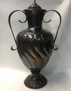 Paire de grandes urnes en bronze martelé montées comme lampes