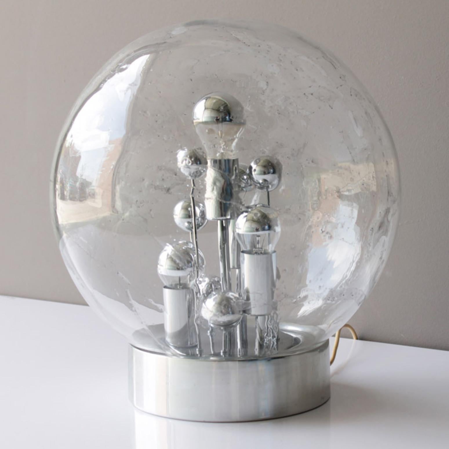 Paire d'énormes lampes Doria en verre soufflé à la main sur base chromée, Allemagne, vers 1970. Cet artefact exceptionnel de design moderne reflète l'intérêt extrême porté au modernisme dans toute l'Europe au cours de cette période. Cette lampe