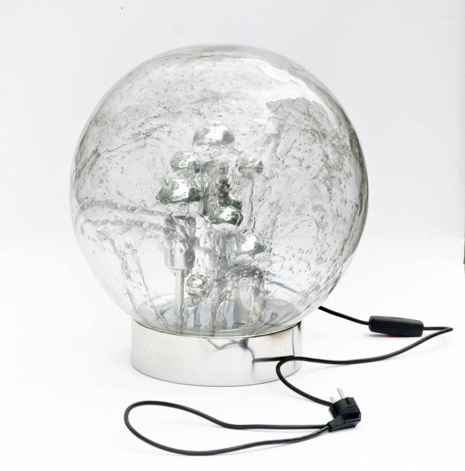 Allemand Paire de grandes lampes de bureau Doria en verre bullé soufflé à la main, 1970 en vente