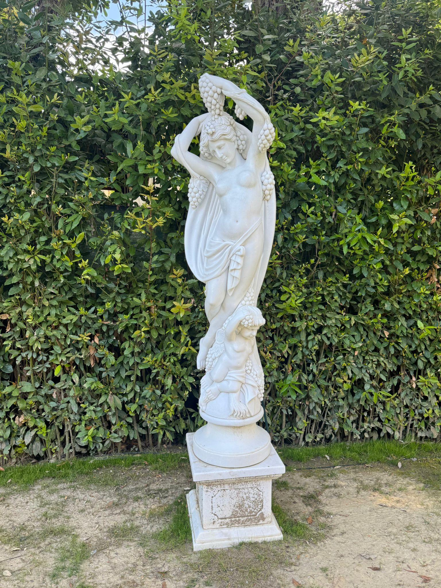 Pair of Large Hand-Carved Carrara Marble Female Sculptures 230 CM HIGH In Good Condition For Sale In Madrid, ES