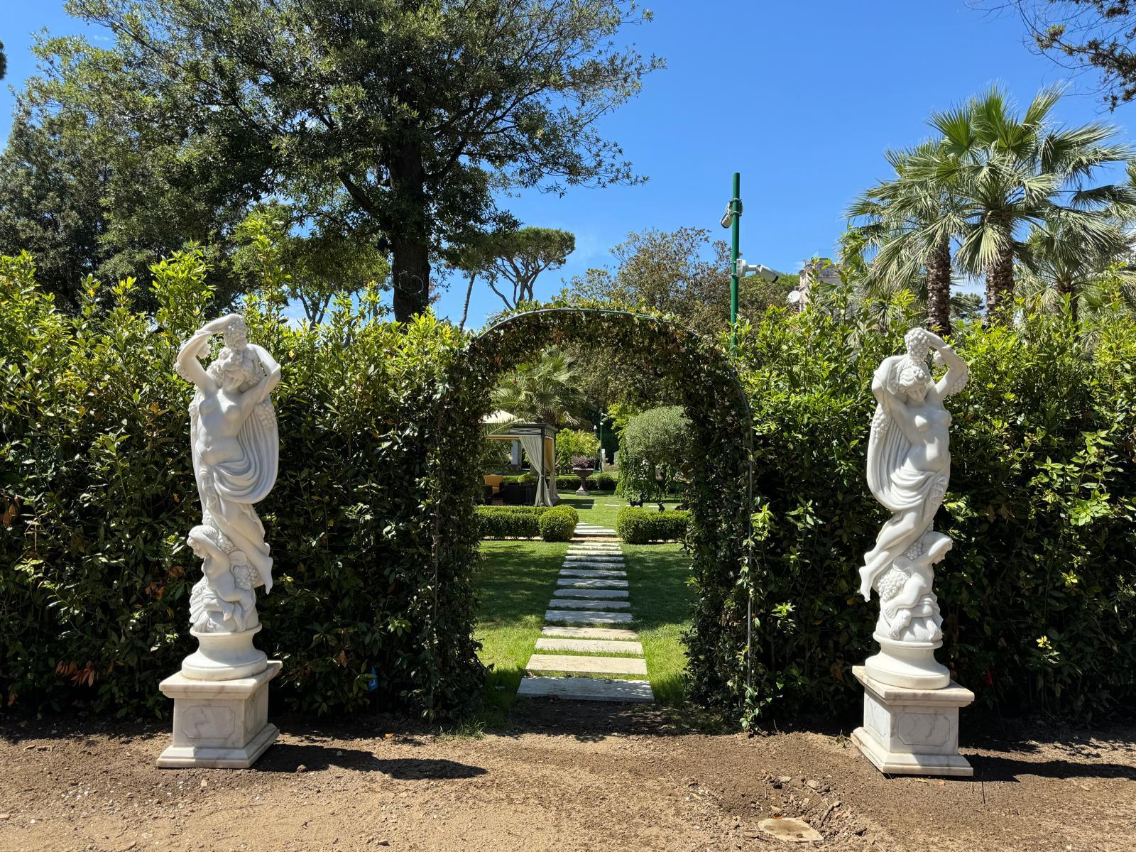 Pair of Large Hand-Carved Carrara Marble Female Sculptures 230 CM HIGH For Sale 2