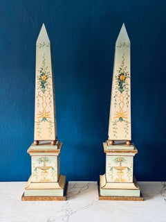 Pareja de grandes obeliscos decorativos de tole pintados a mano