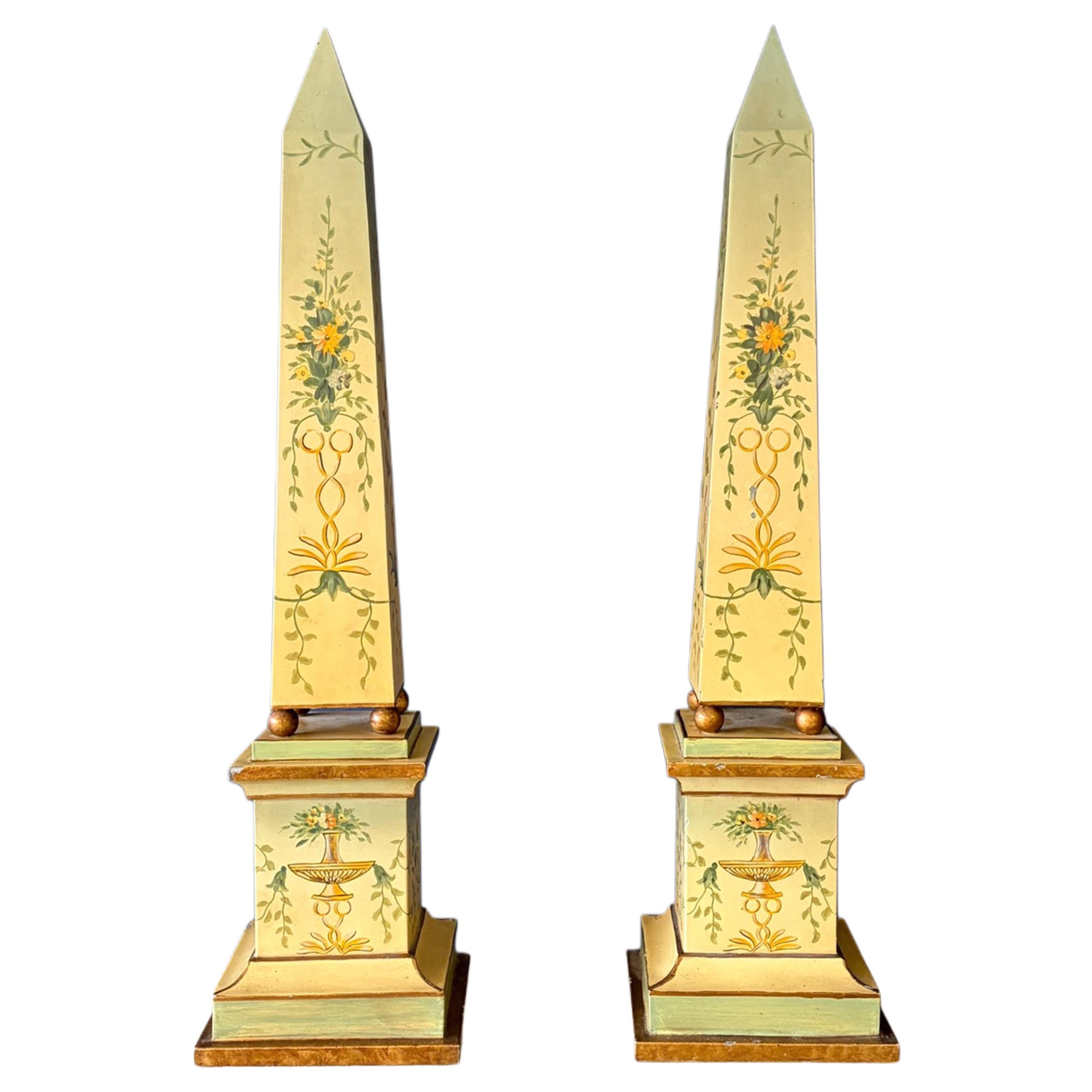 Paire de grands obélisques décoratifs en tôle peints à la main en vente