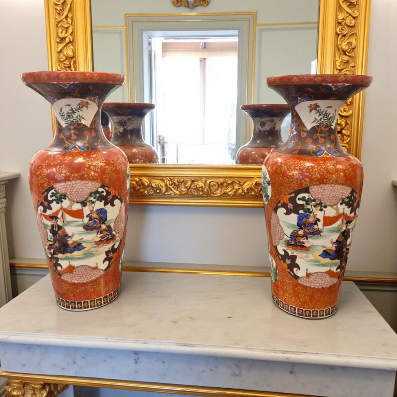 Pair of Large Hand-Painted Enameled Porcelain Vases, Japan, Meiji, 19th Century In Good Condition For Sale In NICE, FR