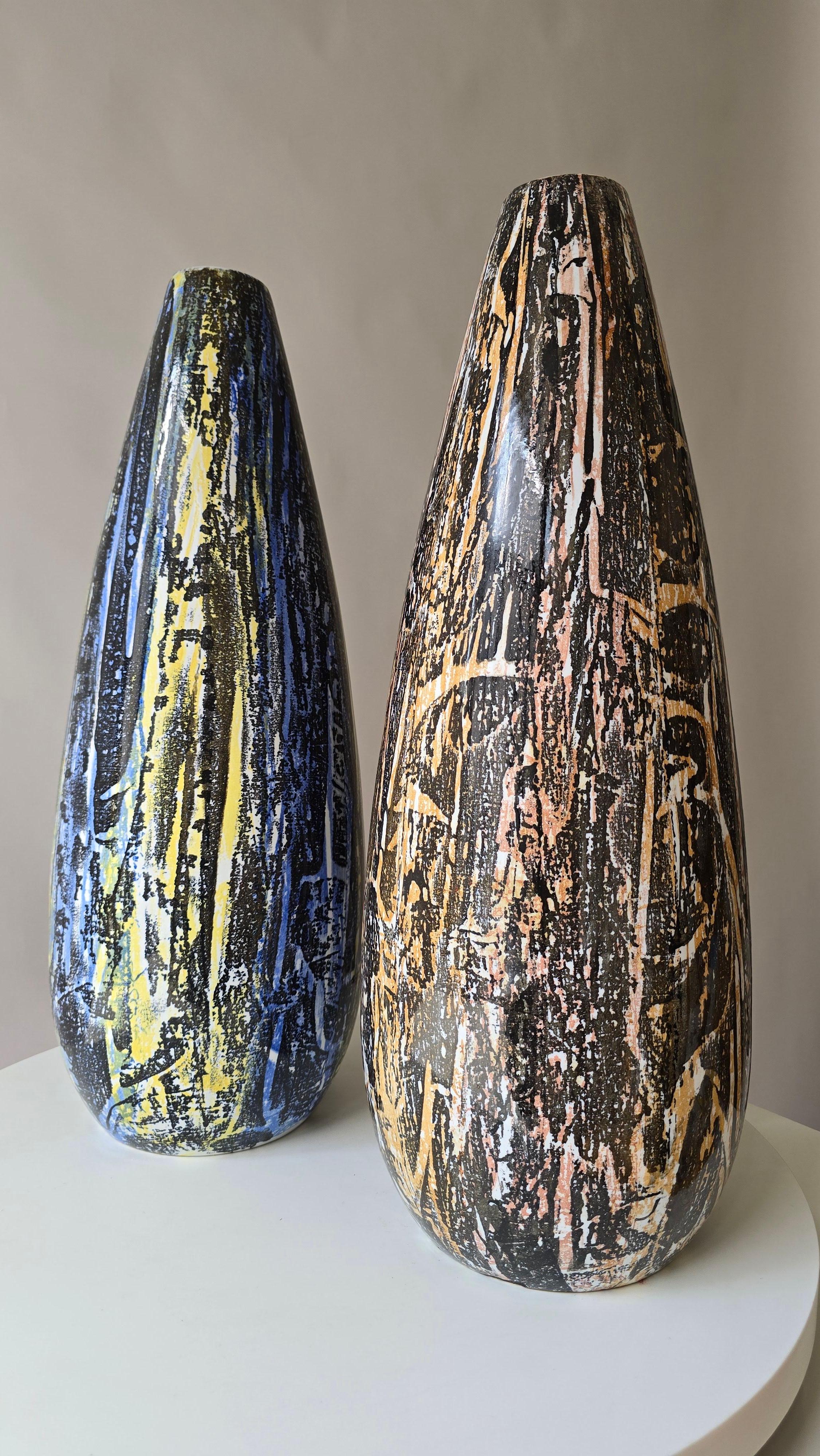 Coppia di grandi vasi in ceramica lavorati a mano, Jugoslavia, anni '60, metà del secolo scorso

Un'impressionante coppia di vasi alti in ceramica fatti a mano provenienti dalla Jugoslavia, che mostrano un'audace smaltatura astratta in toni