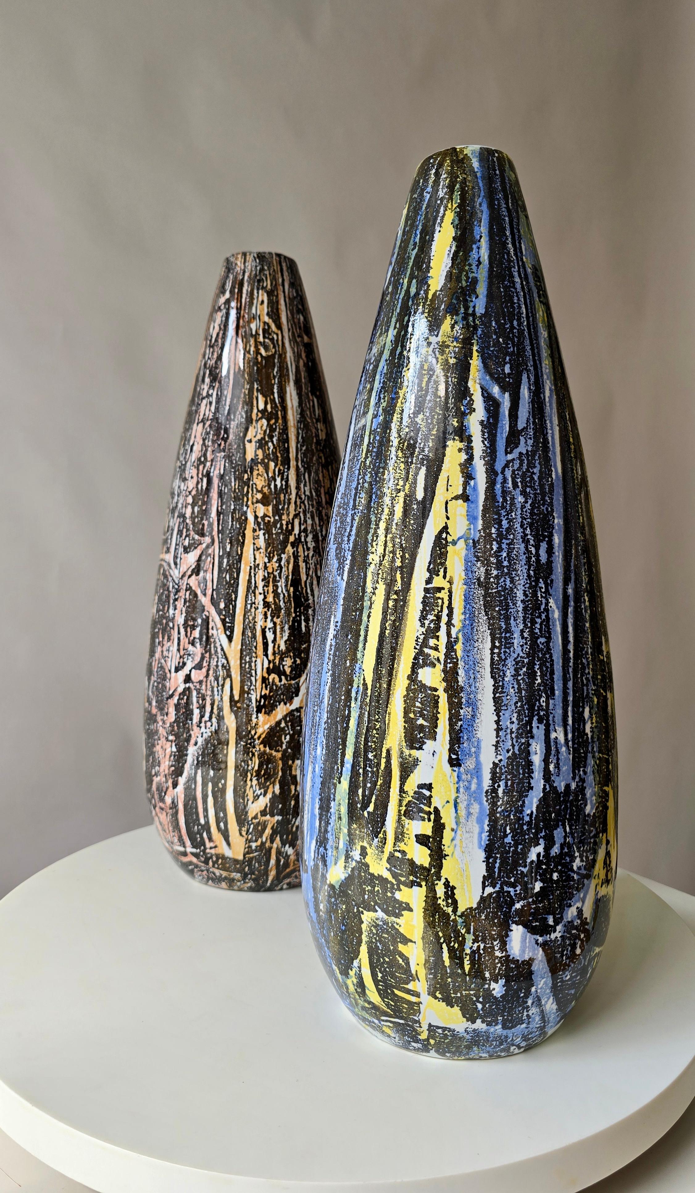 Mid-Century moderno Coppia di grandi vasi in ceramica lavorati a mano, Jugoslavia, anni '60, metà del secolo scorso in vendita
