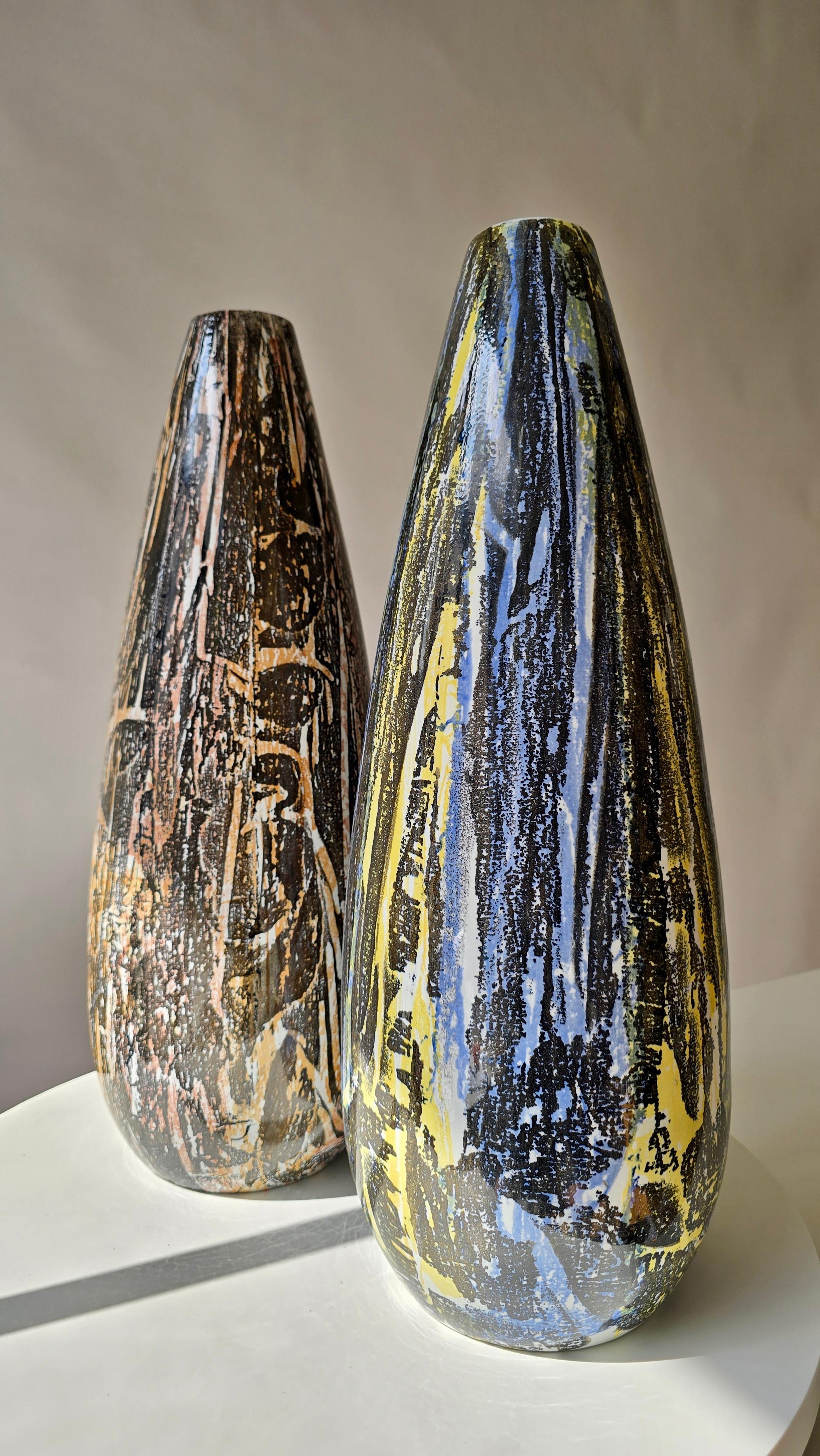 Europeo Coppia di grandi vasi in ceramica lavorati a mano, Jugoslavia, anni '60, metà del secolo scorso in vendita