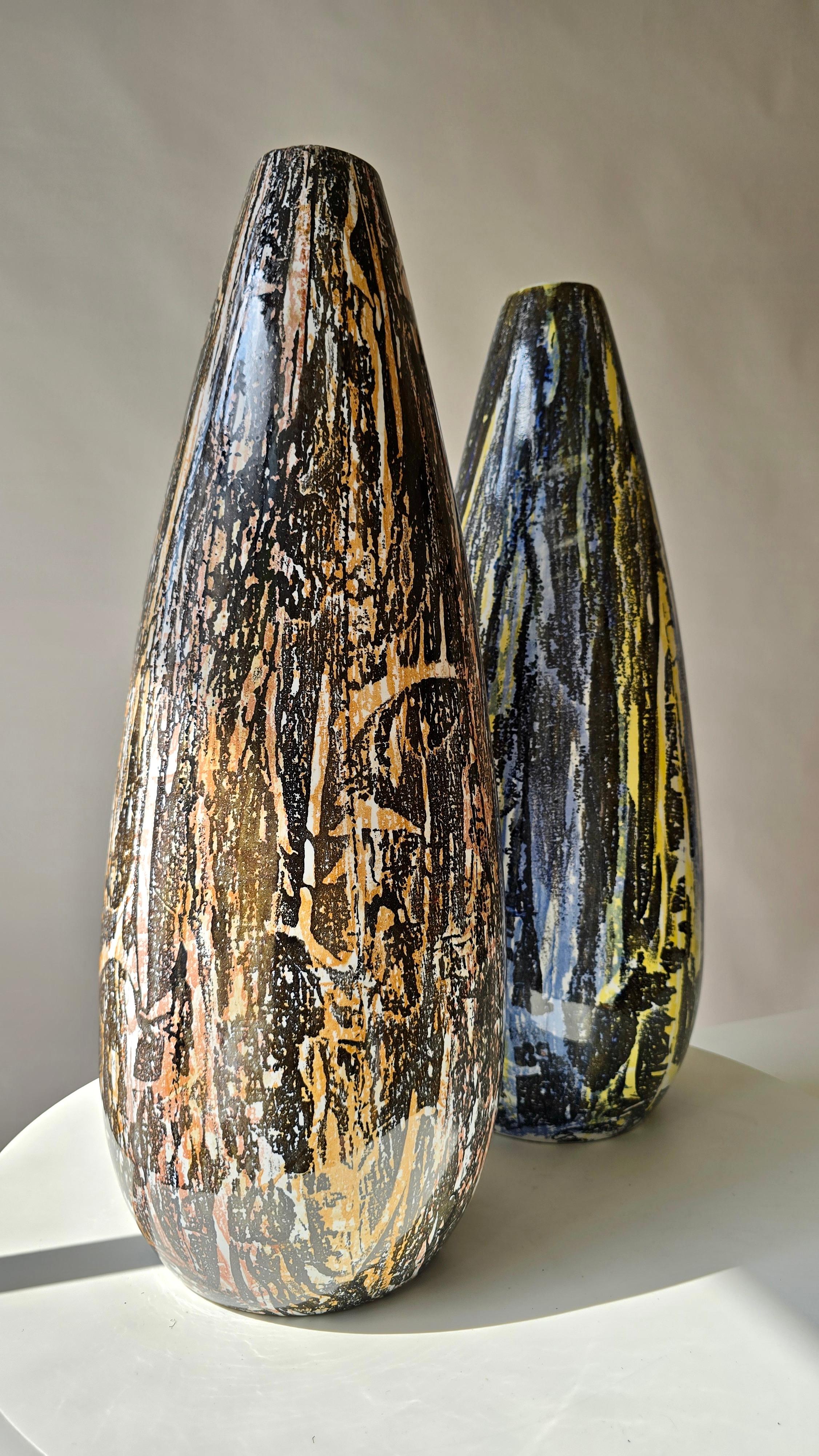 Coppia di grandi vasi in ceramica lavorati a mano, Jugoslavia, anni '60, metà del secolo scorso In condizioni buone in vendita a Antwerp, BE