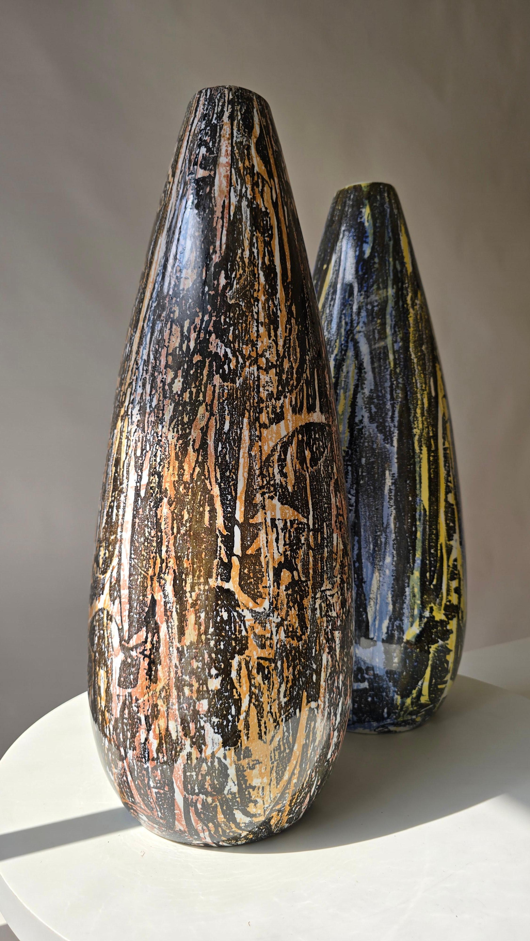 Ceramica Coppia di grandi vasi in ceramica lavorati a mano, Jugoslavia, anni '60, metà del secolo scorso in vendita