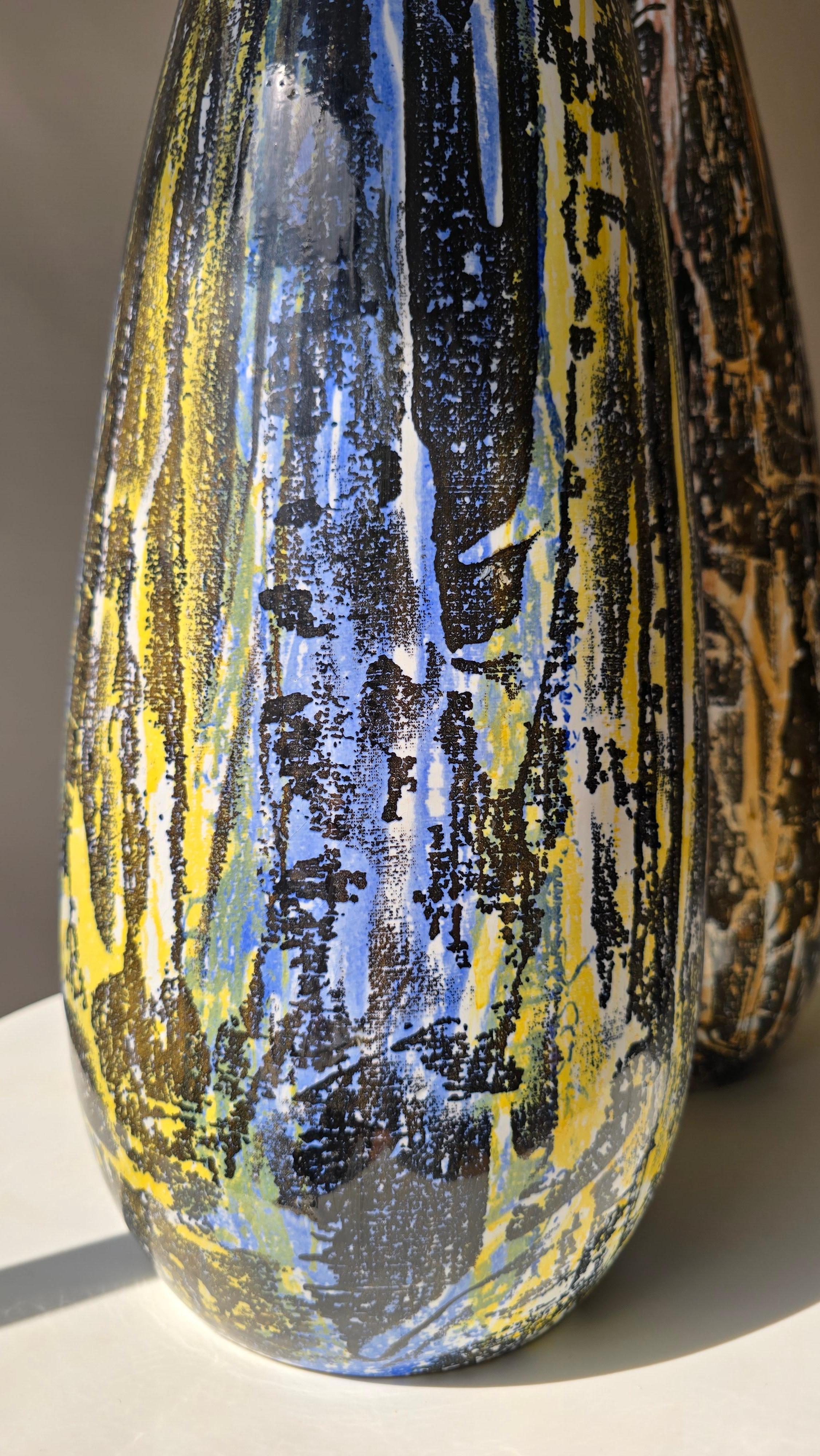 Coppia di grandi vasi in ceramica lavorati a mano, Jugoslavia, anni '60, metà del secolo scorso in vendita 1