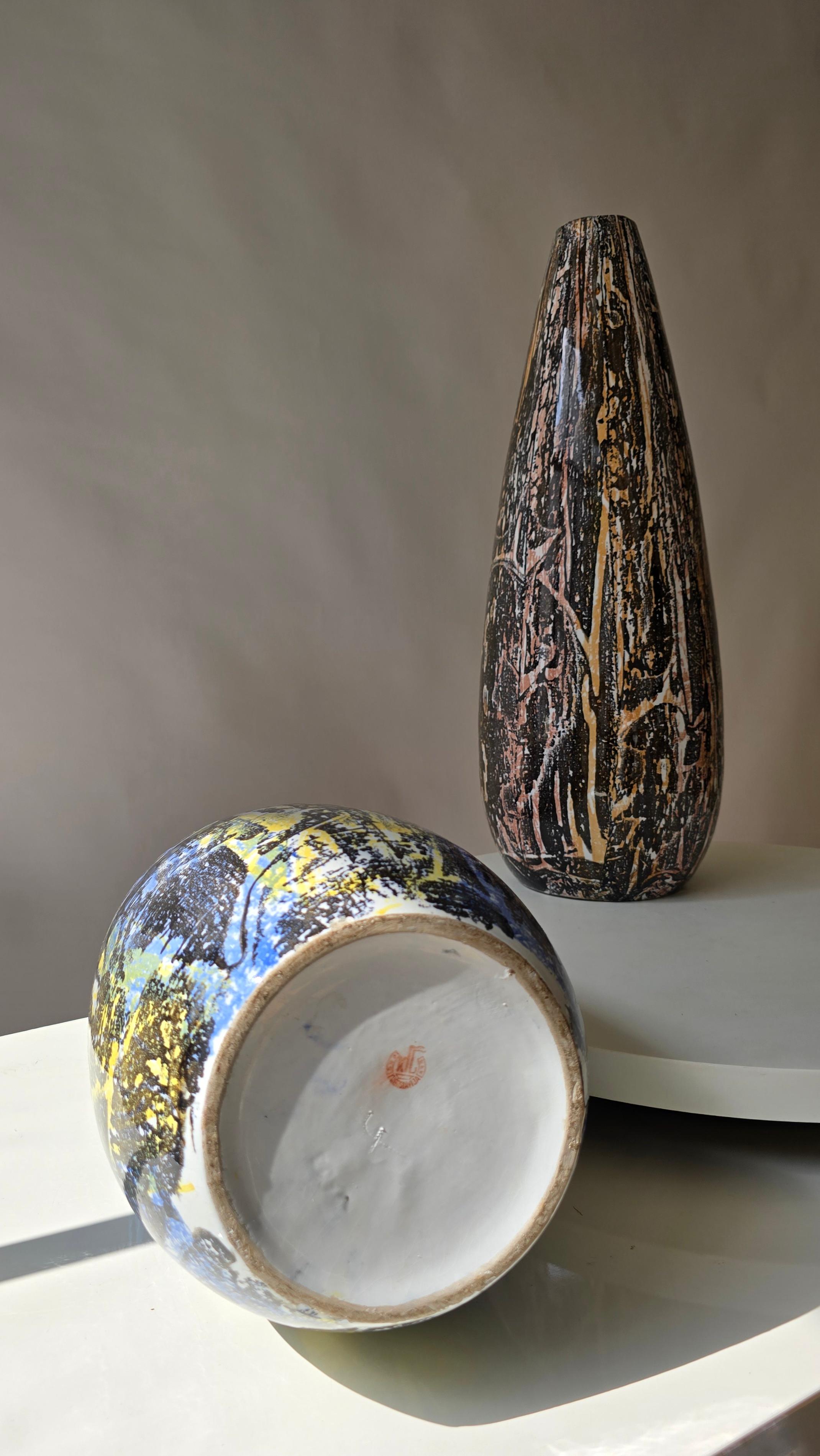 Coppia di grandi vasi in ceramica lavorati a mano, Jugoslavia, anni '60, metà del secolo scorso in vendita 2