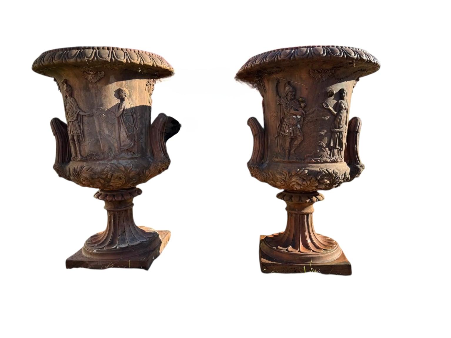 Elegante coppia di grandi urne in stile mediceo, realizzate a mano in terracotta Impruneta, un'argilla tradizionale e altamente resistente proveniente dalla Toscana, Italia. Queste urne sono caratterizzate da forme classiche scanalate con cerchi e