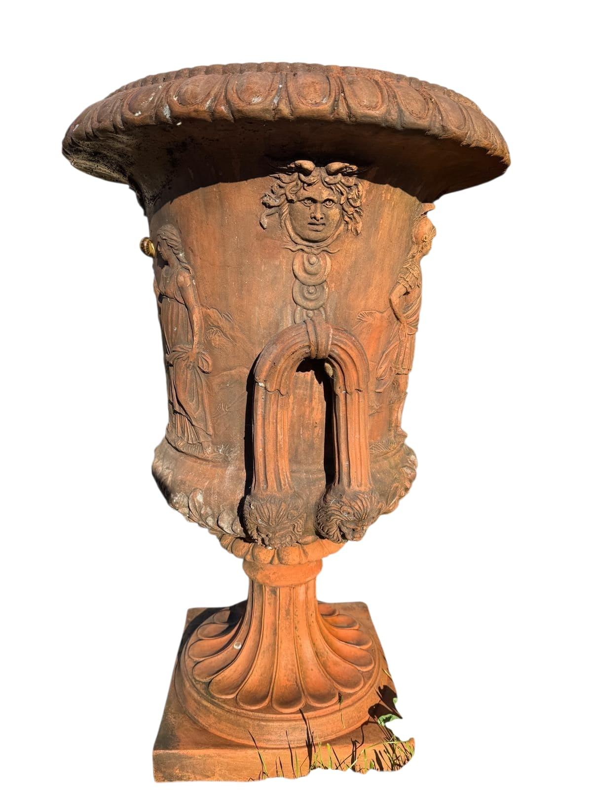 Metà XX secolo Coppia di grandi urne medicee artigianali in terracotta toscana di Impruneta, Italia in vendita