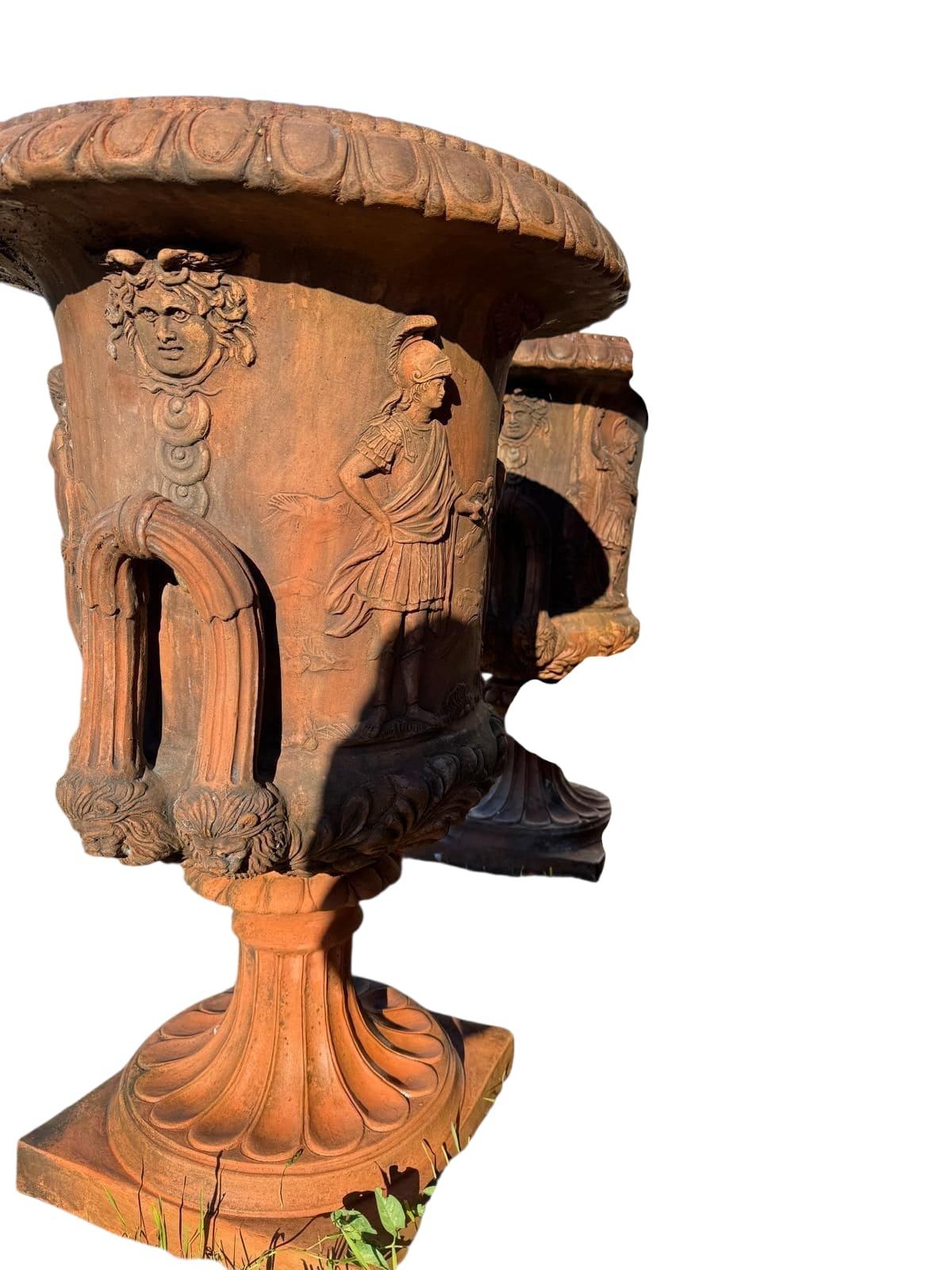 Terracotta Coppia di grandi urne medicee artigianali in terracotta toscana di Impruneta, Italia in vendita