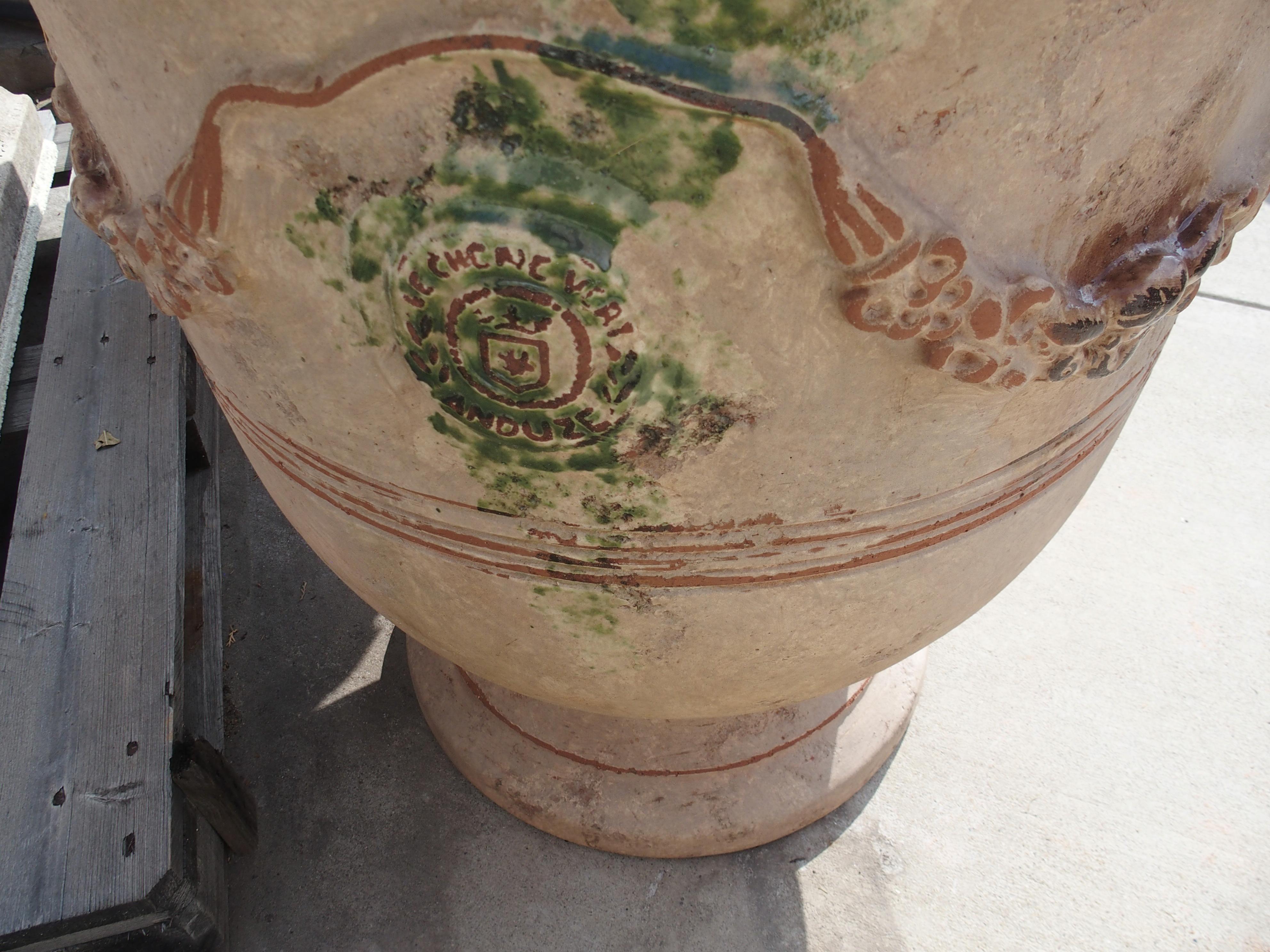 Weitere Informationen folgen in Kürze...

Dieses Paar Anduze-Töpfe hat ein wunderschönes, traditionelles französisches Finish. Die Töpfe von Anduze gibt es seit dem 16. Jahrhundert, und diese sehr großen Töpfe mit einer Höhe von 32 3/4 Zoll haben