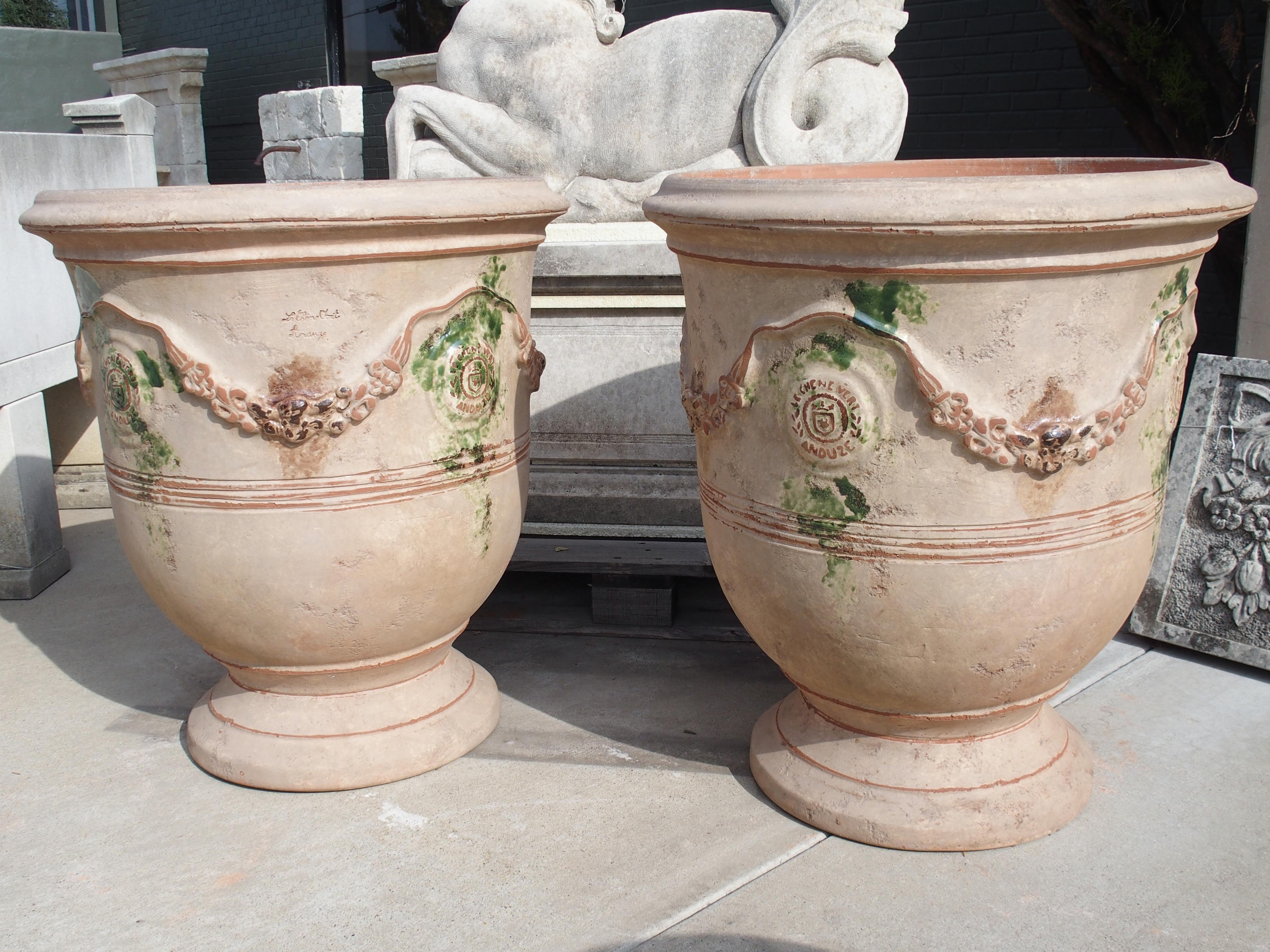 Paar große handgefertigte antike Terrakotta-Pflanzgefäße aus Anduze, Frankreich (Französisch) im Angebot