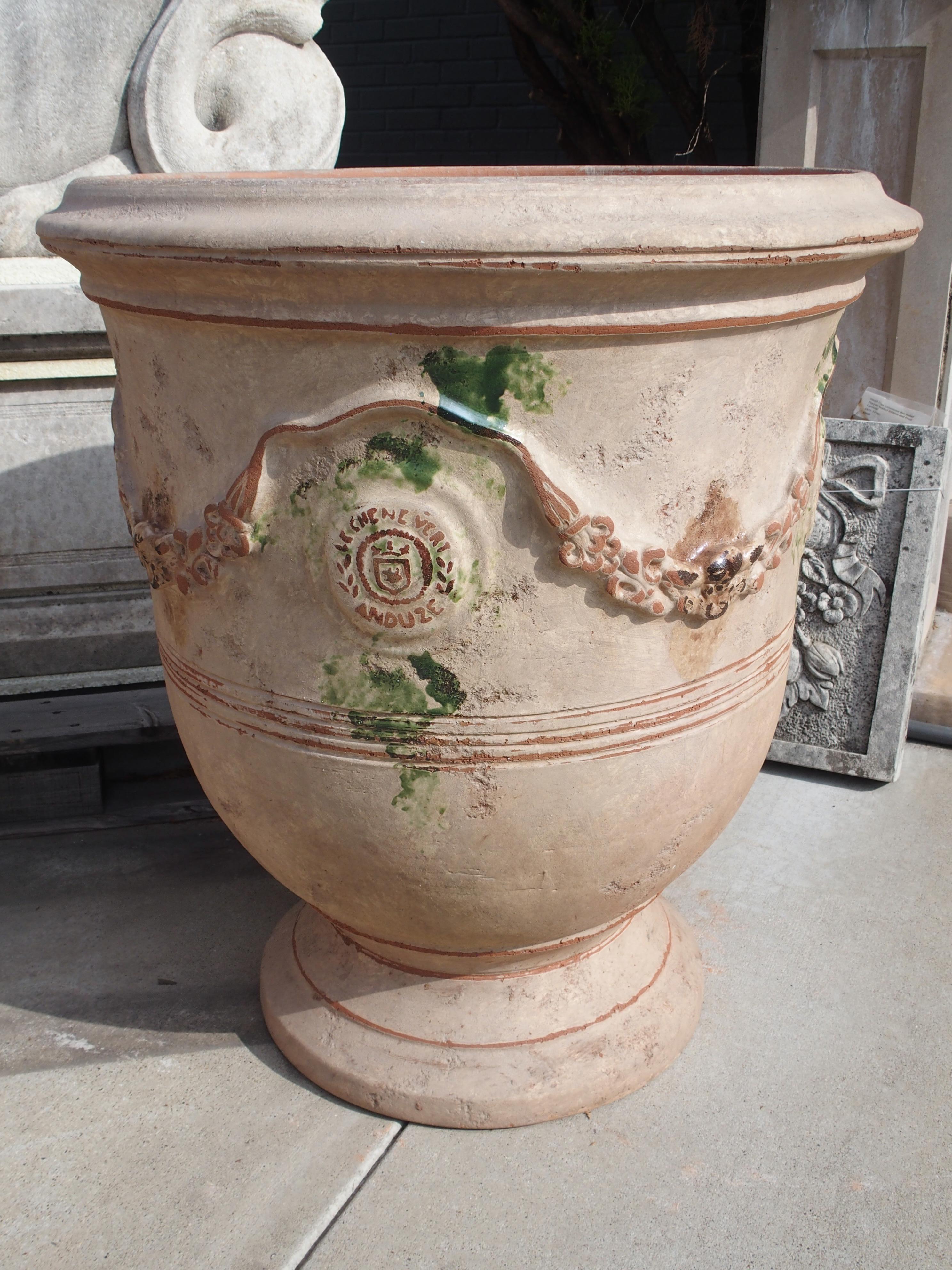 Paar große handgefertigte antike Terrakotta-Pflanzgefäße aus Anduze, Frankreich im Zustand „Gut“ im Angebot in Dallas, TX