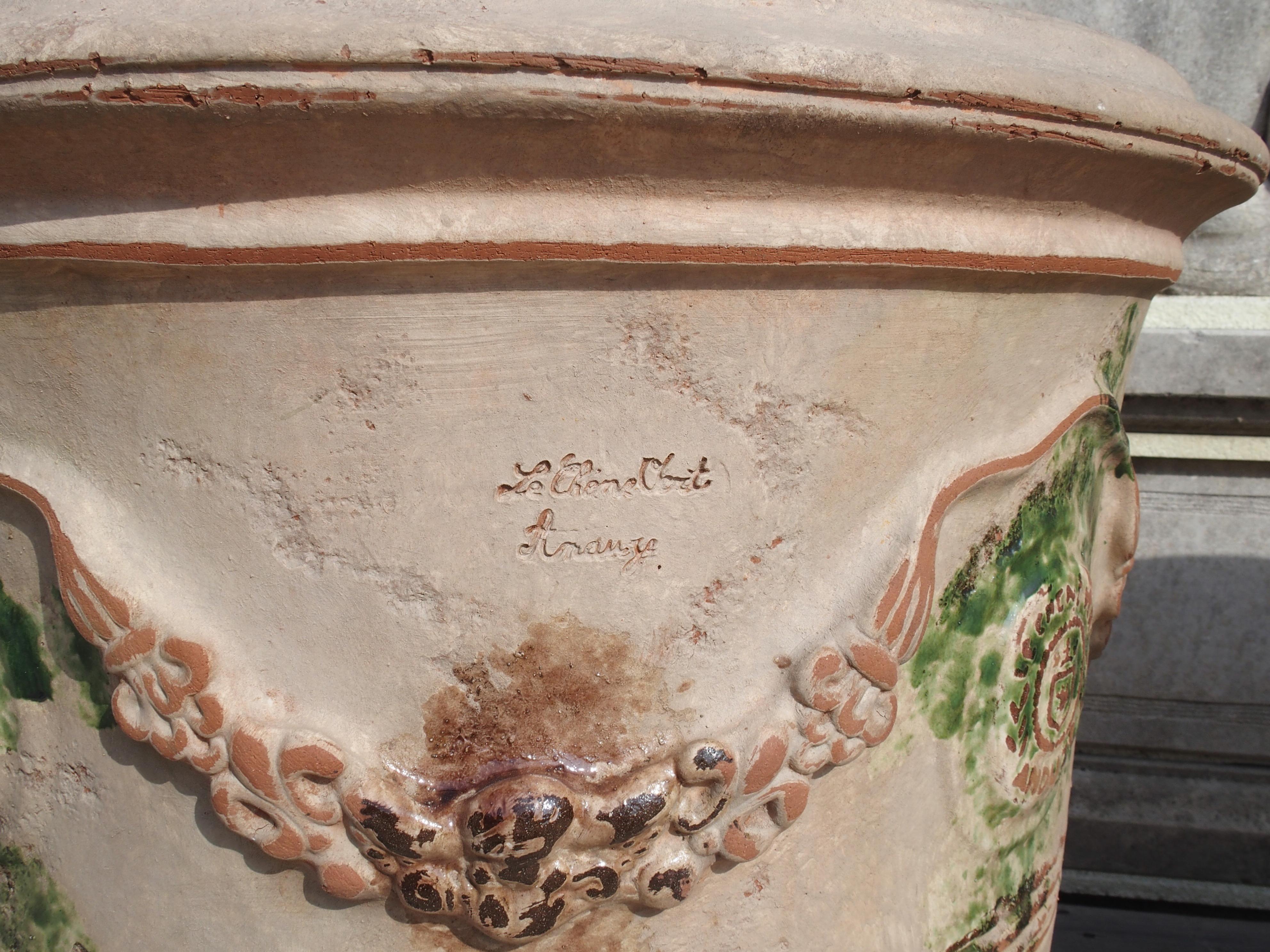 Paar große handgefertigte antike Terrakotta-Pflanzgefäße aus Anduze, Frankreich (21. Jahrhundert und zeitgenössisch) im Angebot