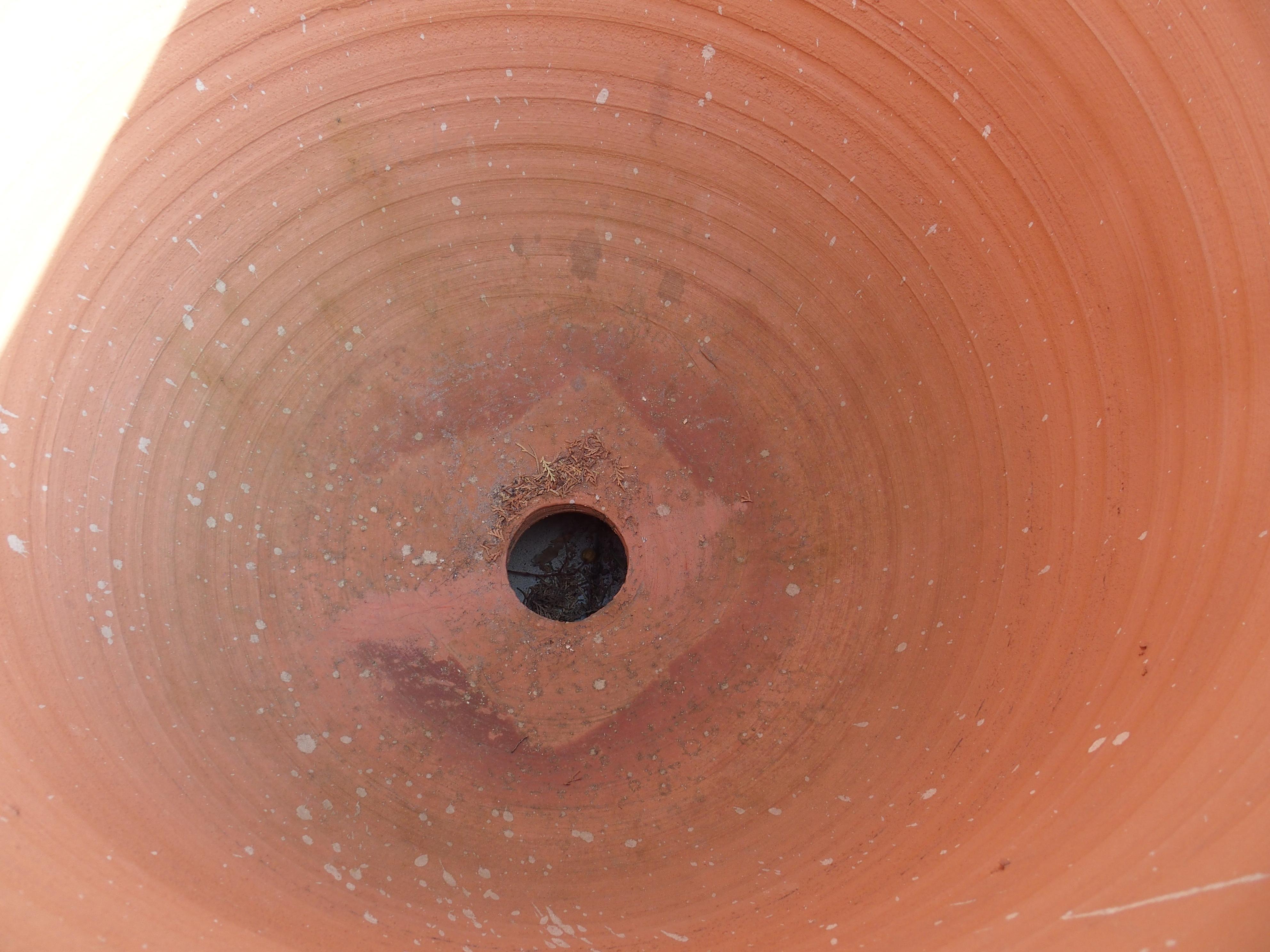 Paar große handgefertigte antike Terrakotta-Pflanzgefäße aus Anduze, Frankreich im Angebot 2