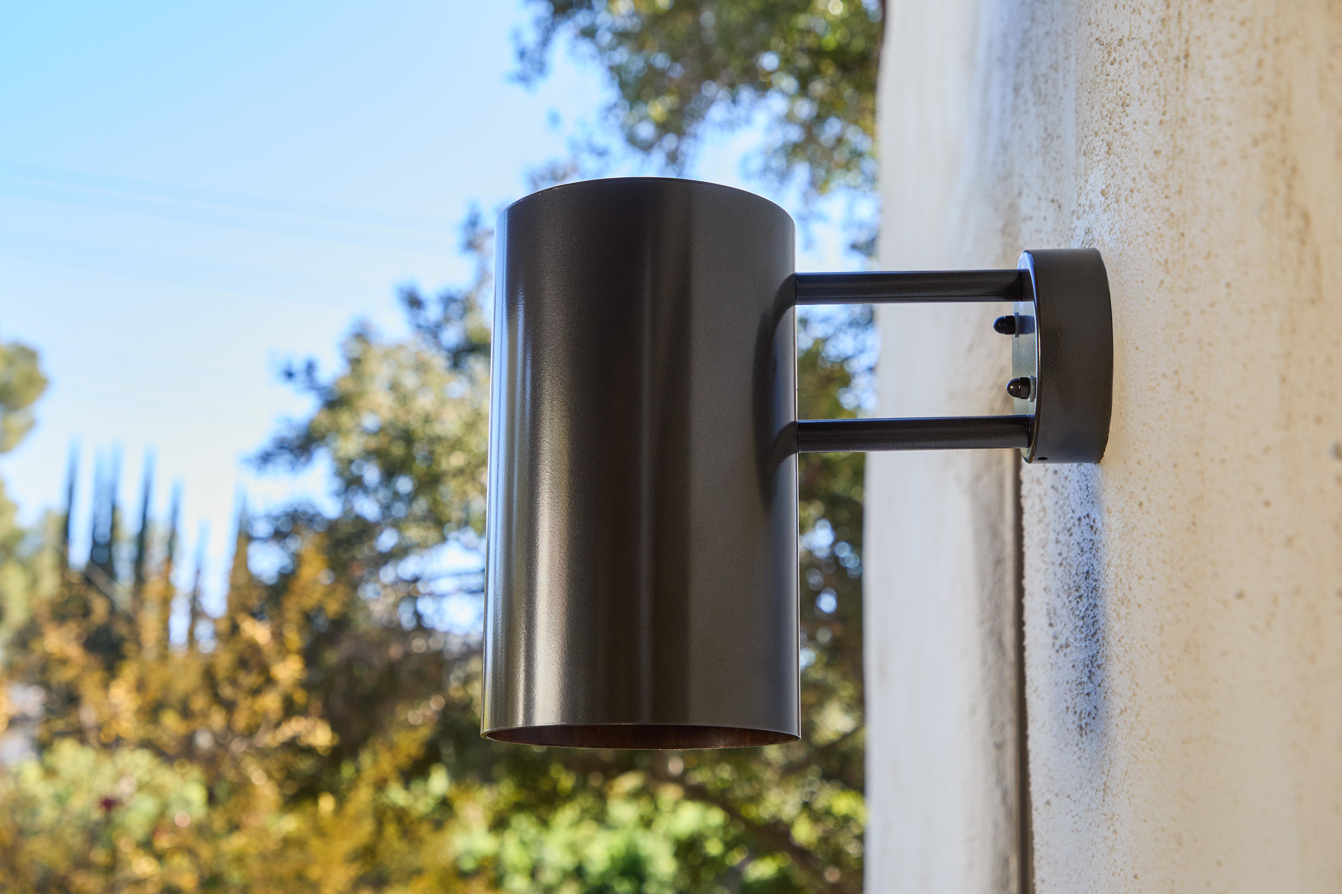 Scandinavo moderno Coppia di grandi lampade da esterno Hans-Agne Jakobsson C627 'Rulle' in bronzo verniciato in vendita