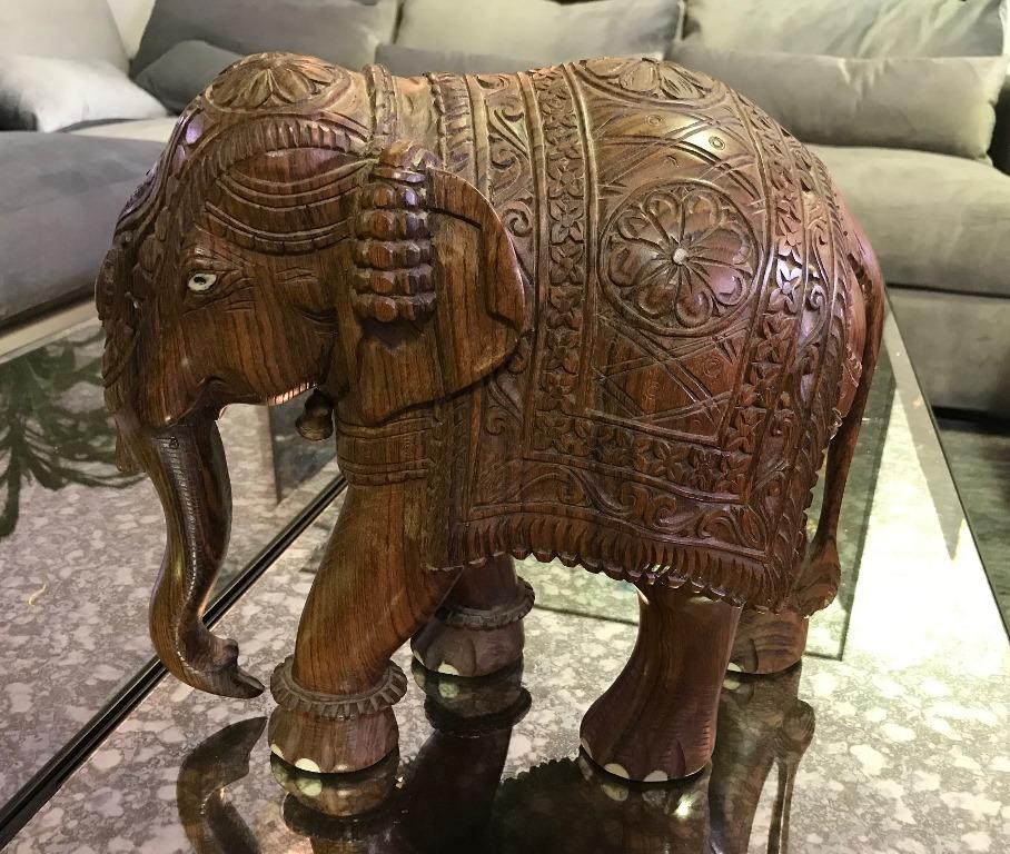 Fabriqué de façon complexe par un maître sculpteur. Lourd et orné. Ces deux-là animeraient n'importe quel décor. Il est tout à fait unique et attire l'attention.

Dimensions : 12