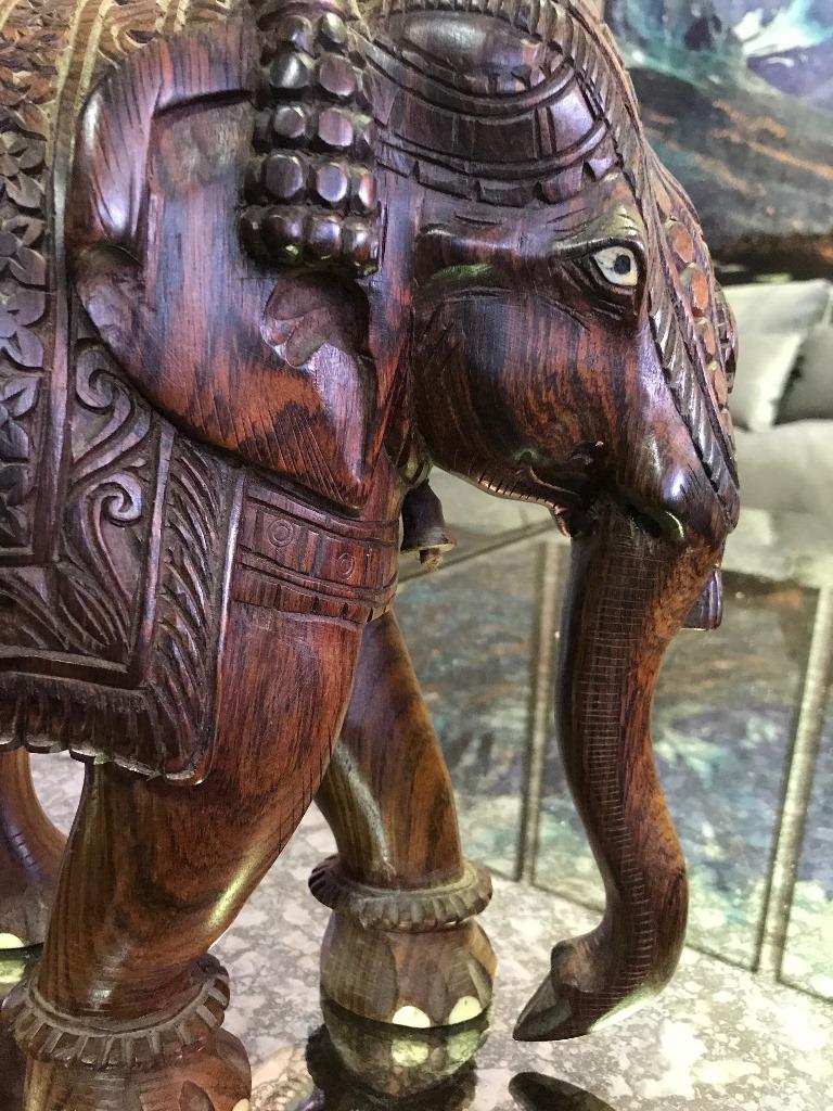 Sculpté à la main Paire de grands éléphants en bois dur sculpté de l'Inde du Sud avec incrustation d'os en vente