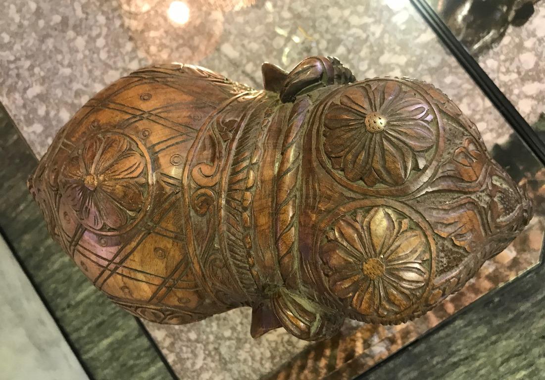 Paire de grands éléphants en bois dur sculpté de l'Inde du Sud avec incrustation d'os Bon état - En vente à Studio City, CA