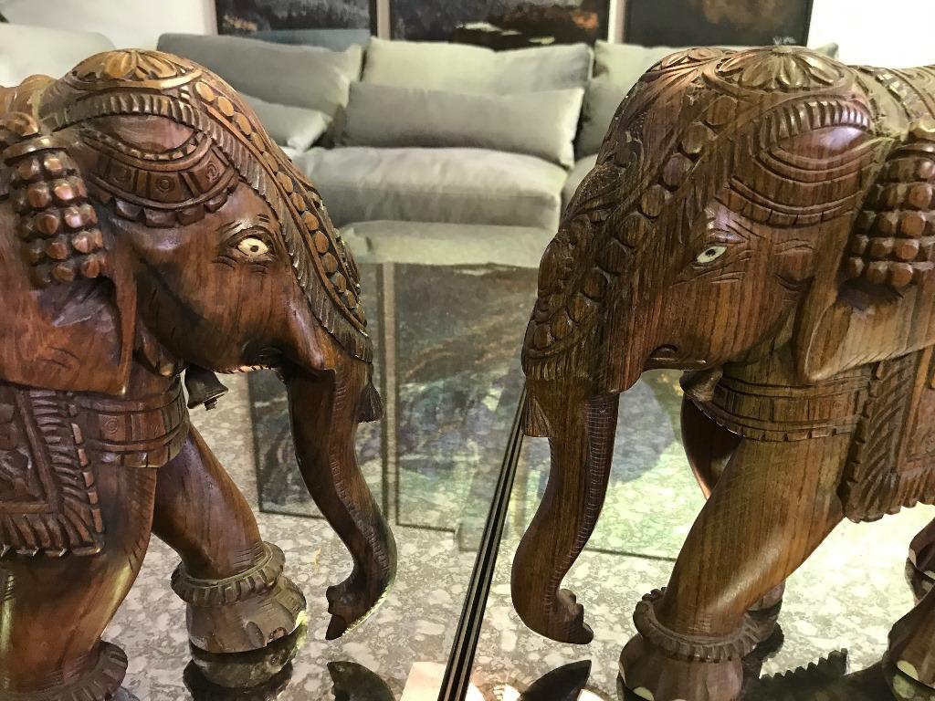 20ième siècle Paire de grands éléphants en bois dur sculpté de l'Inde du Sud avec incrustation d'os en vente