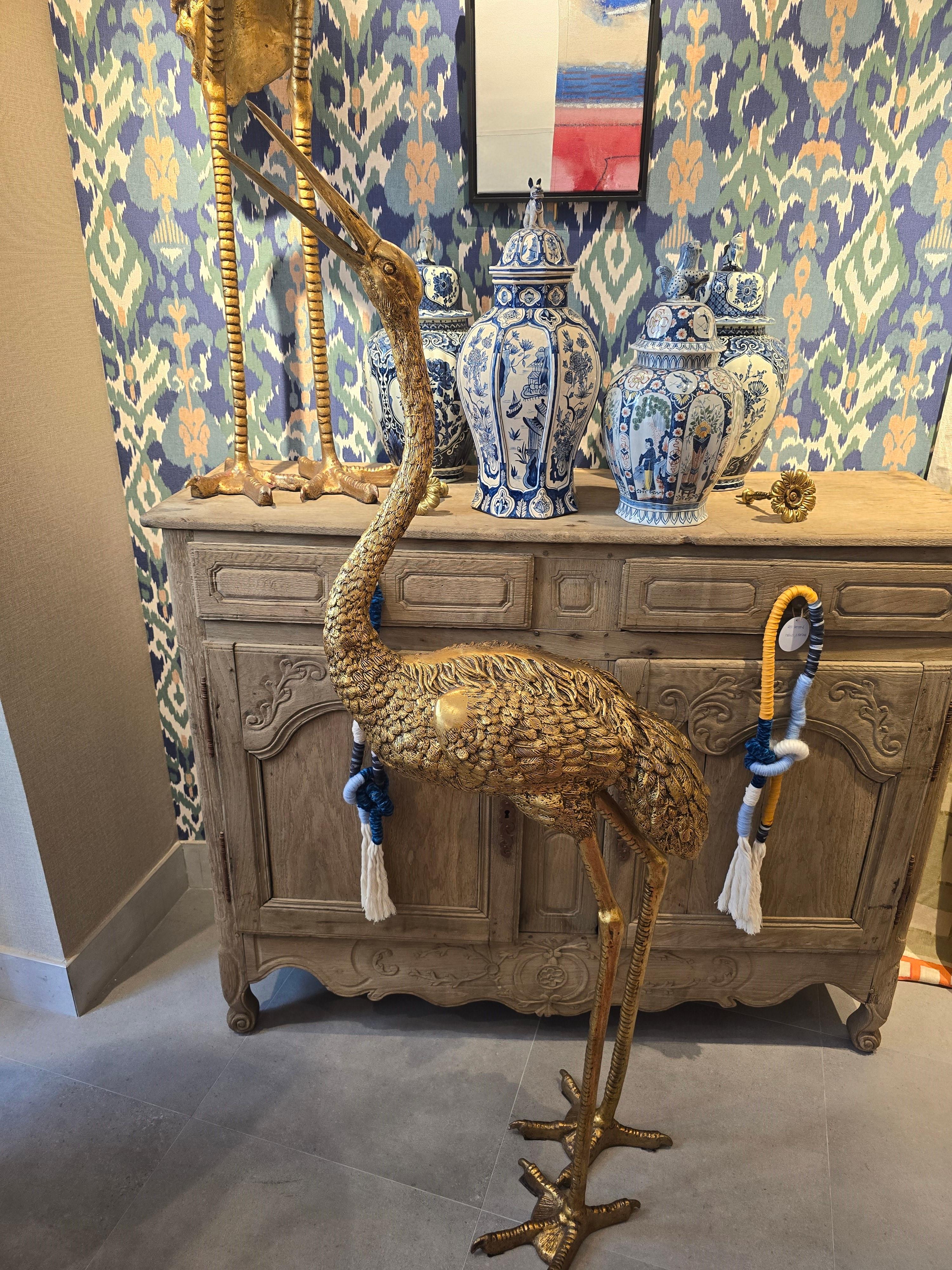 Añade un toque de elegancia vintage a tu decoración con esta impresionante pareja de grandes garzas de los años 50. Estas garzas decorativas son de tamaño natural y están hechas de resina o un material similar, con un lujoso acabado