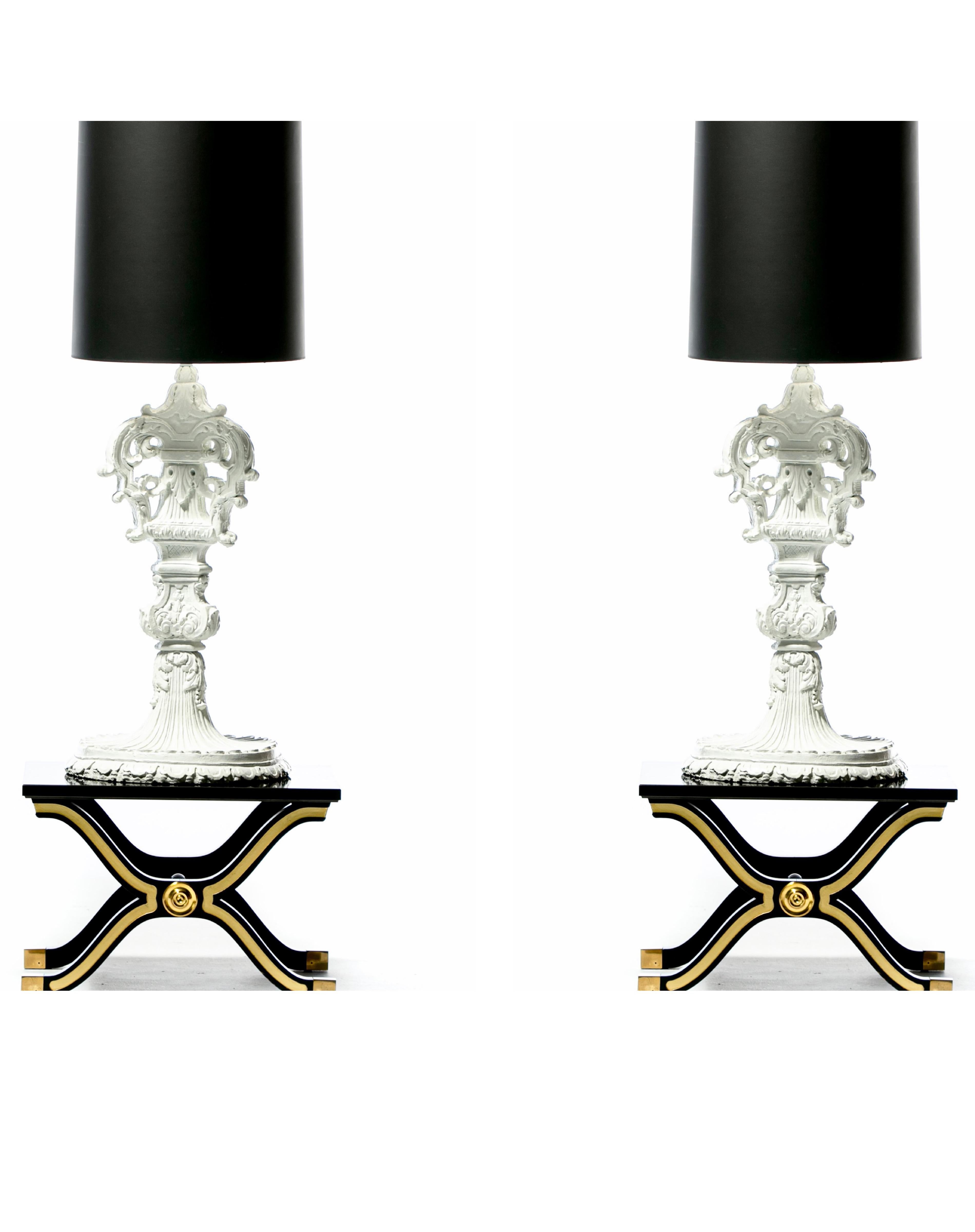 Dieses Paar von Marge Carsons Hollywood Regency Barock-Lampen hat den Dorothy Draper Greenbrier Hotel Grand Lobby WOW-Faktor. Diese Gipslampen als elegant zu bezeichnen, scheint eine offensive Untertreibung zu sein. Kronen aus gestaffelten, schräg