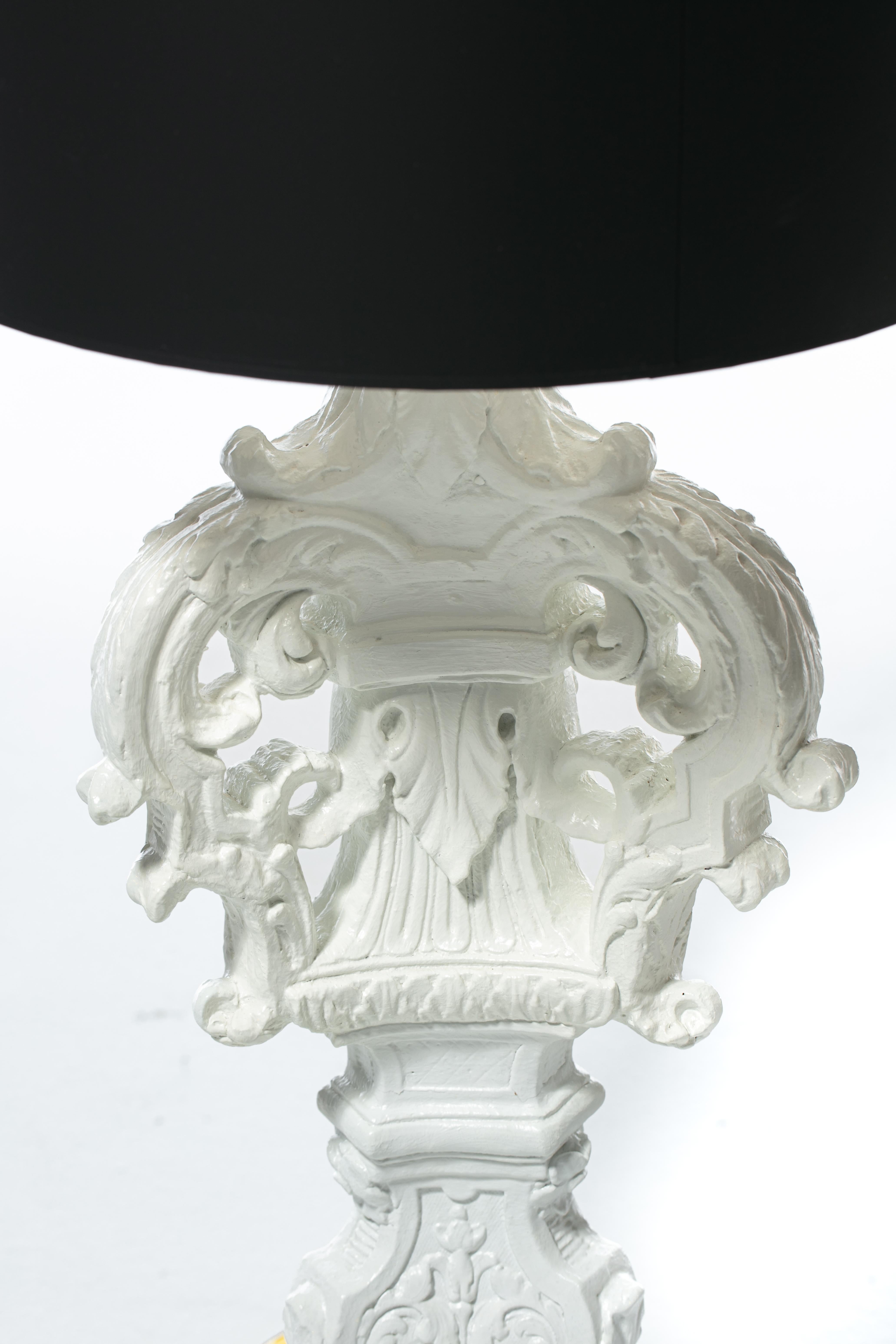 Moulage Paire de grandes lampes baroques en plâtre de style Hollywood Regency par Marge Carson, vers les années 1960 en vente